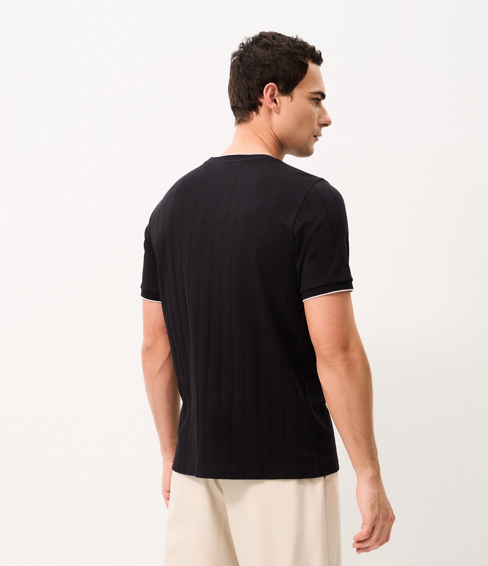 Camiseta em Algodão Peruano Texturizada com Listras Verticais Preto 3