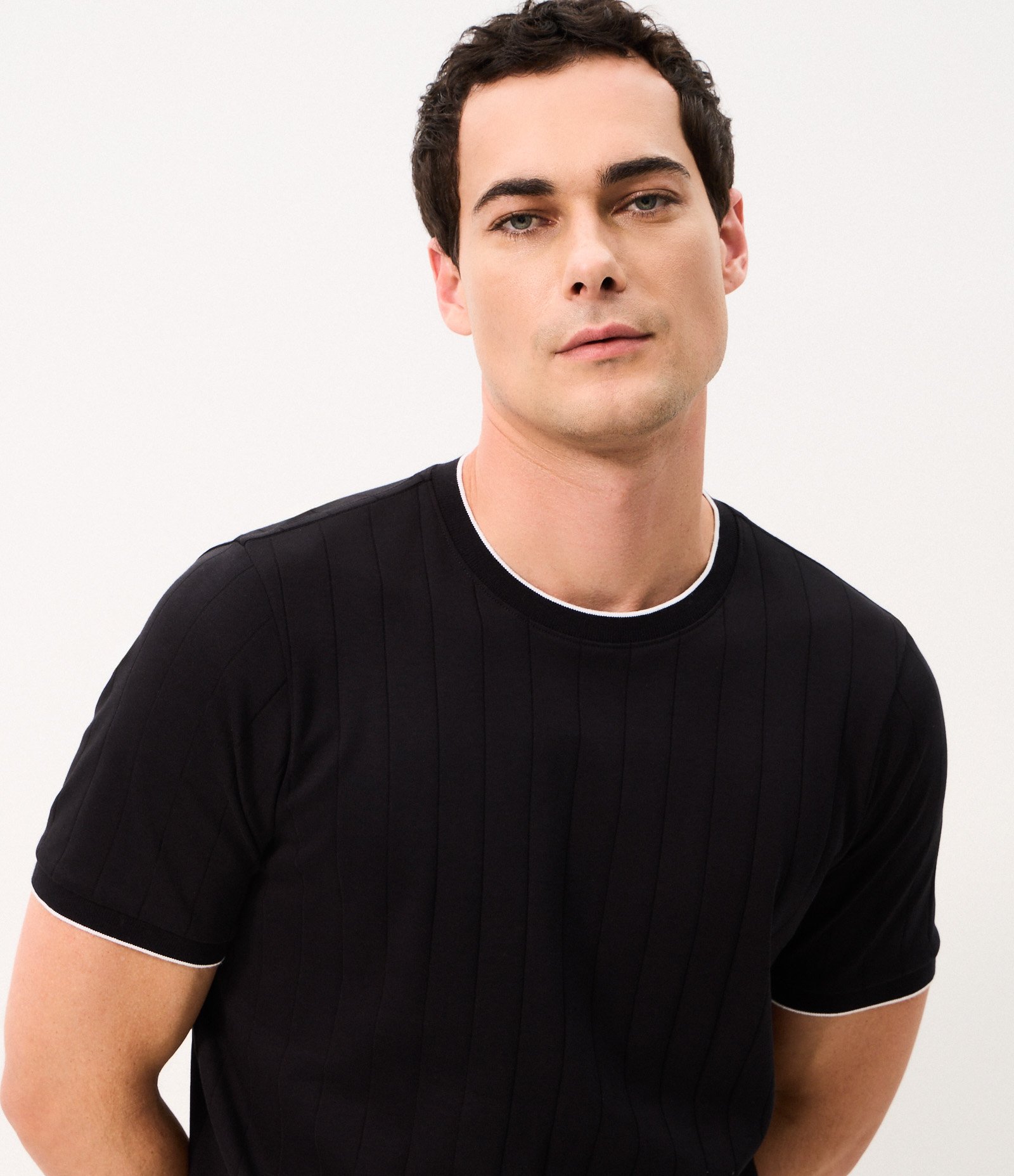 Camiseta em Algodão Peruano Texturizada com Listras Verticais Preto 4