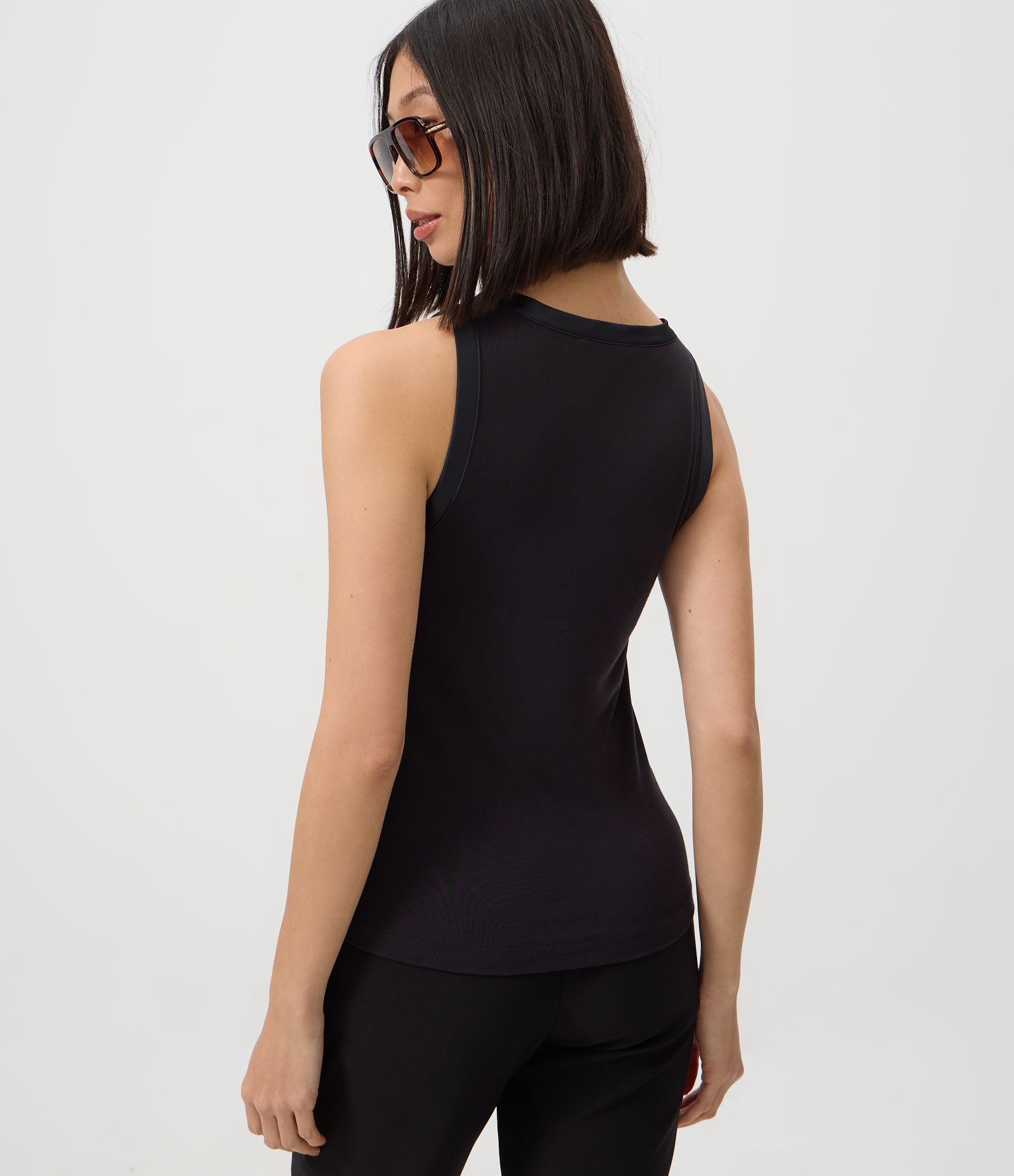 Regata em Malha com Detalhes com Acabamento Acetinado Preto 4