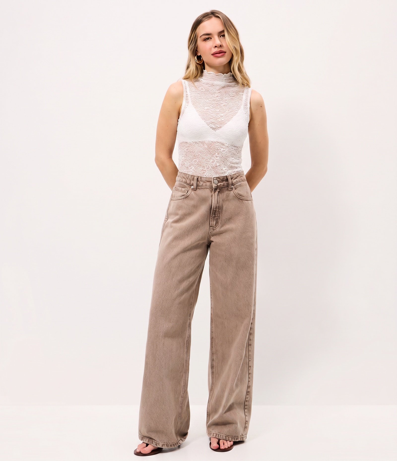 Blusa Texturizada em Renda com Gola Alta Branco 2