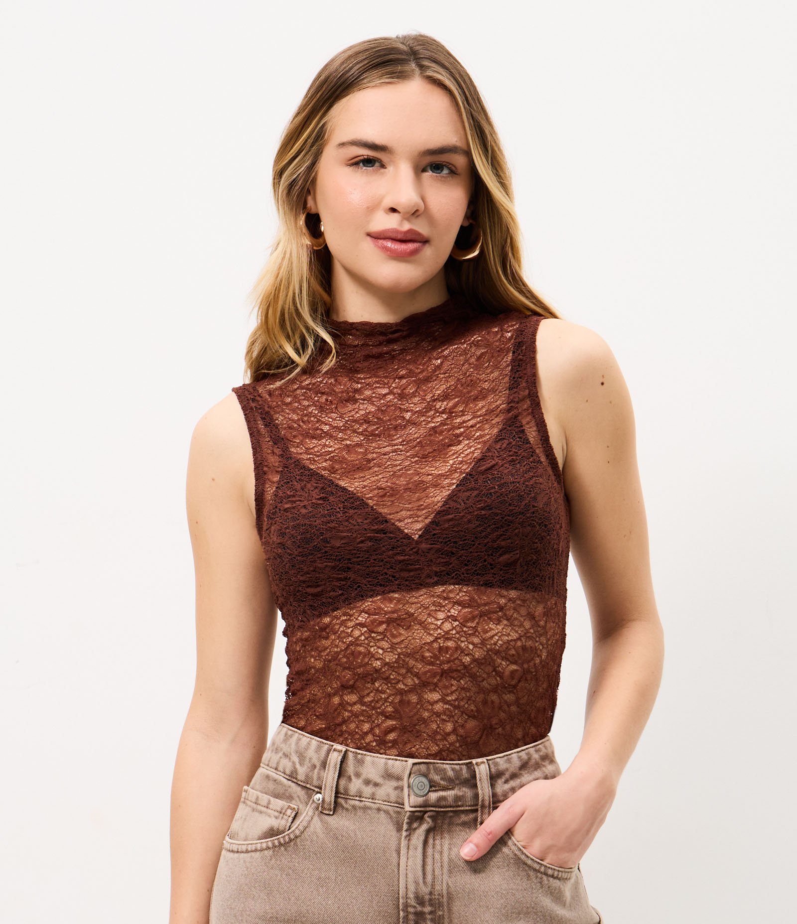 Blusa Gola Alta em Renda Vazadinha e Texturizada Marrom 1
