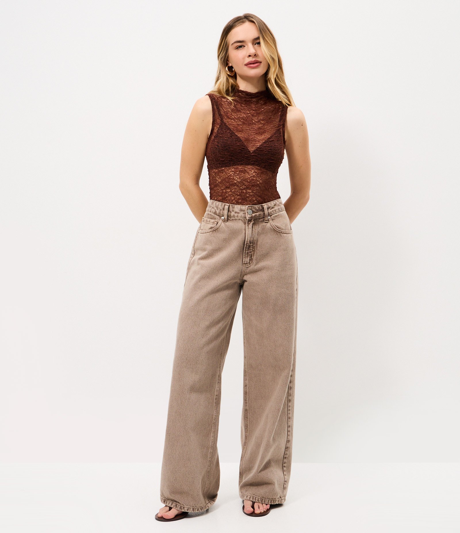 Blusa Gola Alta em Renda Vazadinha e Texturizada Marrom 2