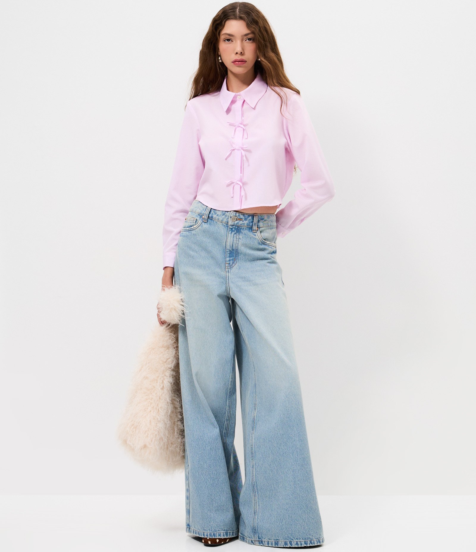 Camisa Cropped em Tricoline Listrado com Amarração em Laços Rosa 2