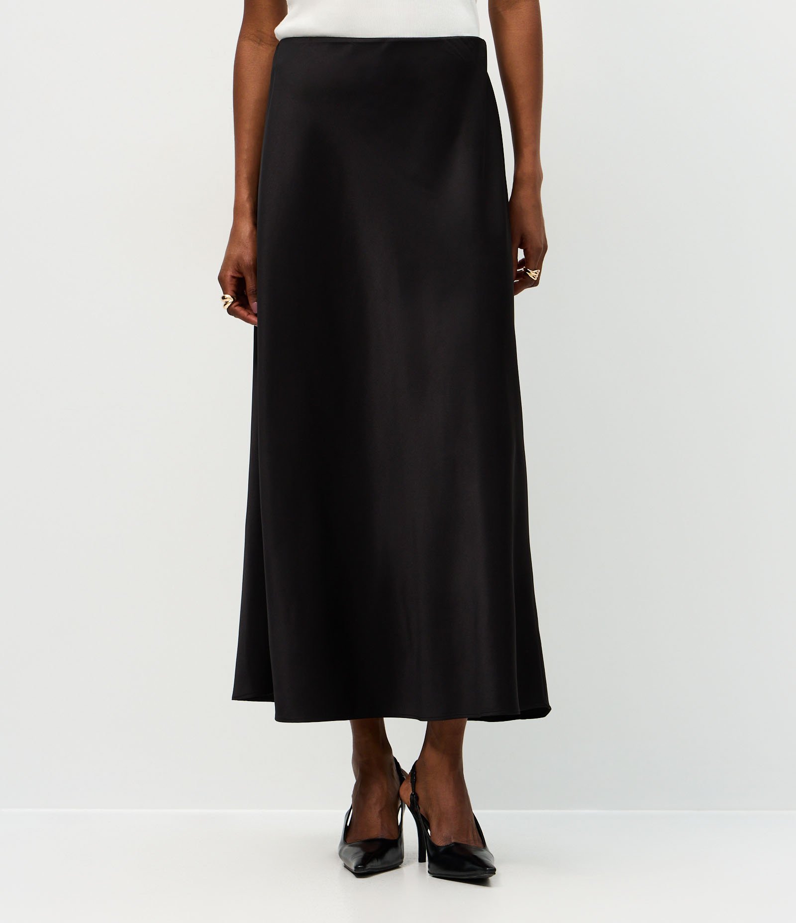Saia Midi Acetinada com Cós Elástico Preto 3