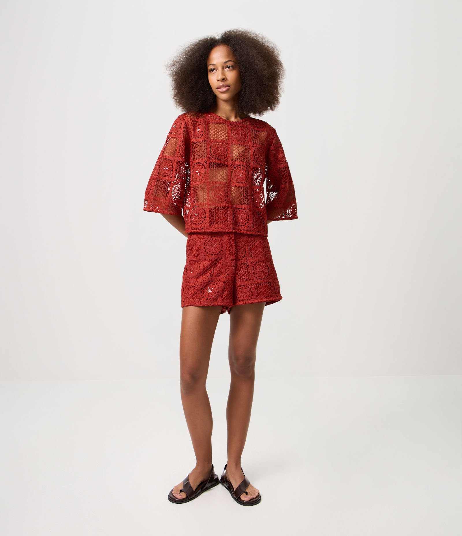 Short em Crochê com Paetês e Bordado Abstrato Vermelho 1