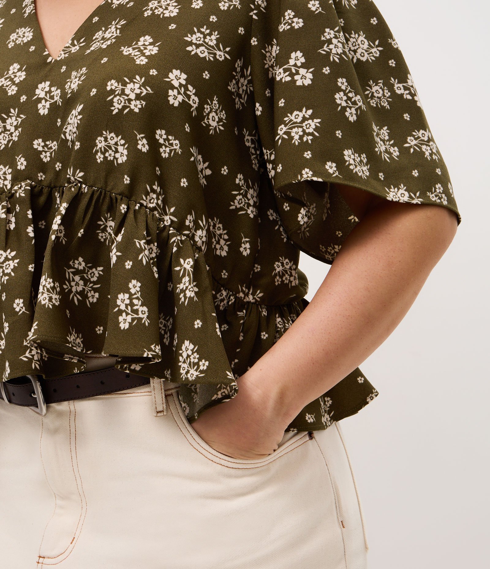 Blusa em Crepe Floral Curve & Plus Size Verde 4