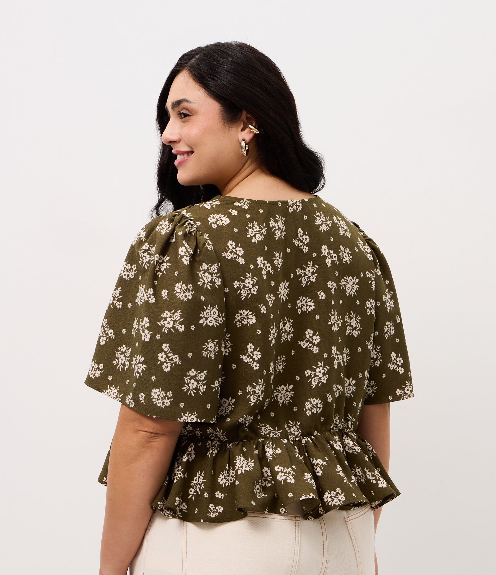 Blusa em Crepe Floral Curve & Plus Size Verde 5