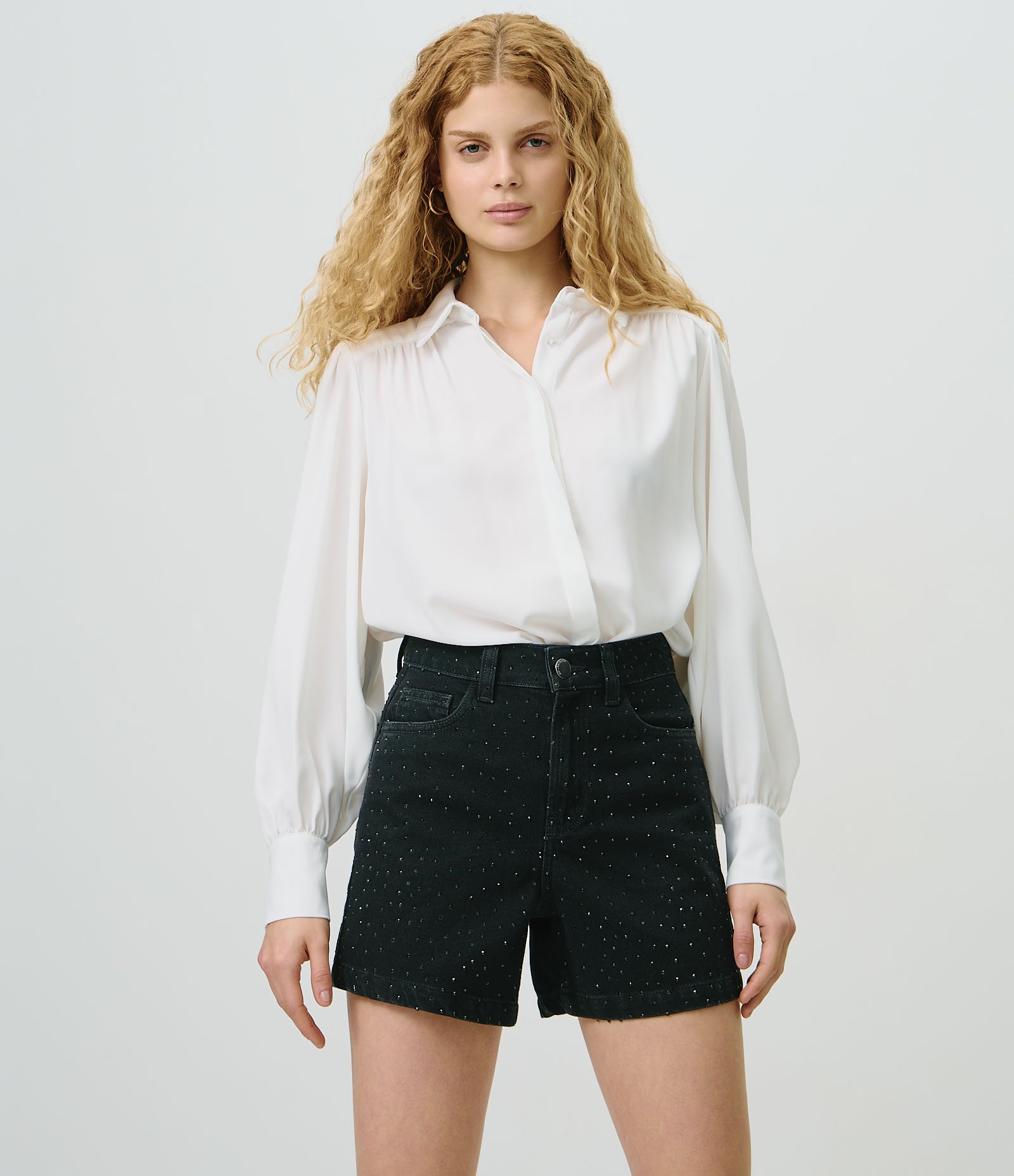 Short Mom em Jeans com Cintura Alta e Aplicação de Brilho Full Preto 2