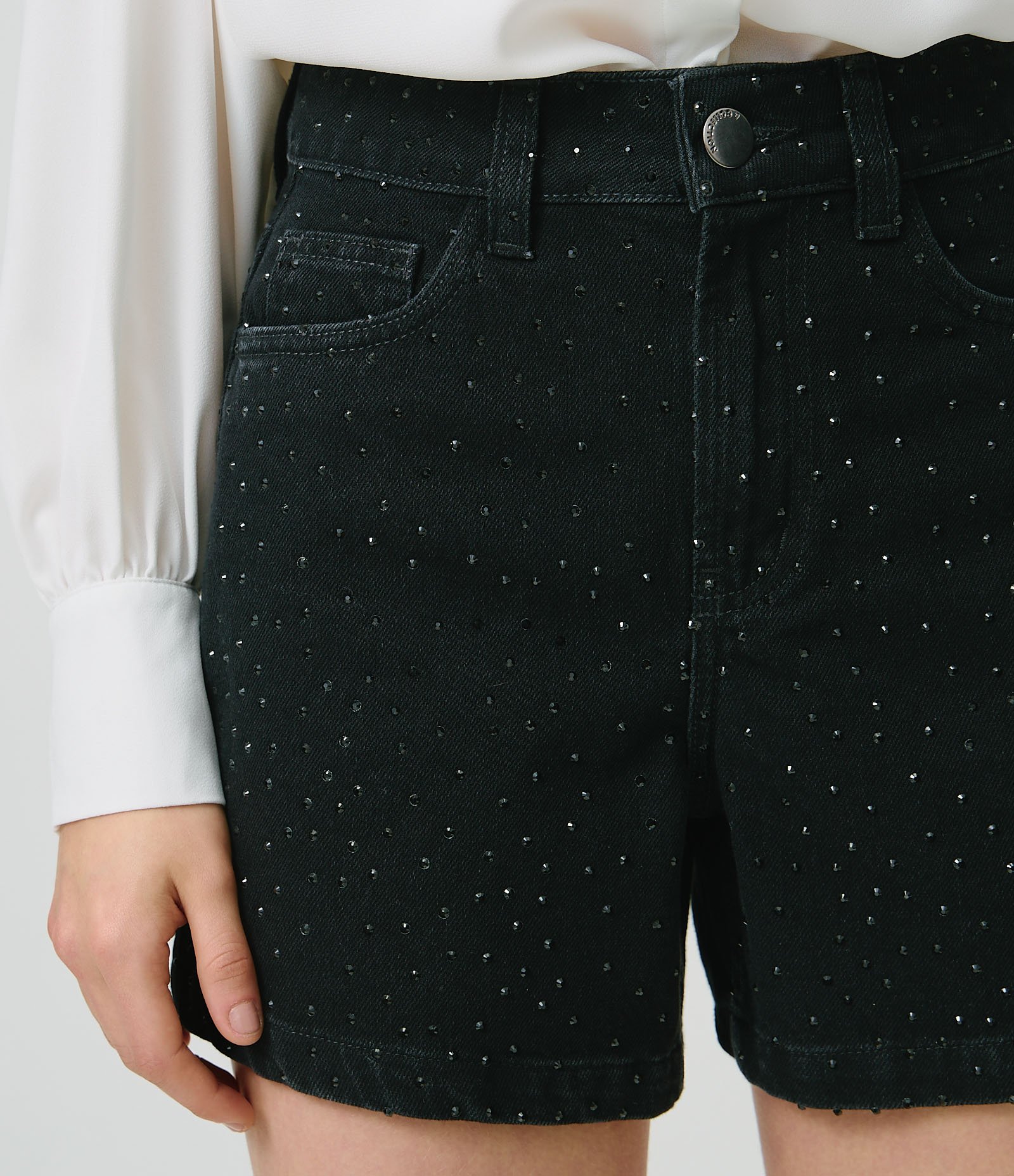 Short Mom em Jeans com Cintura Alta e Aplicação de Brilho Full Preto 3