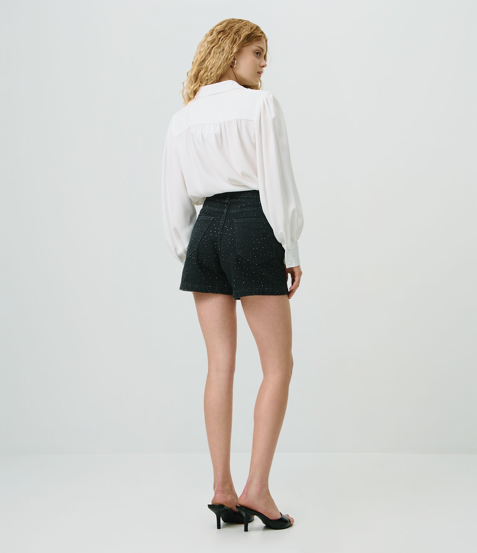 Short Mom em Jeans com Cintura Alta e Aplicação de Brilho Full Preto 4
