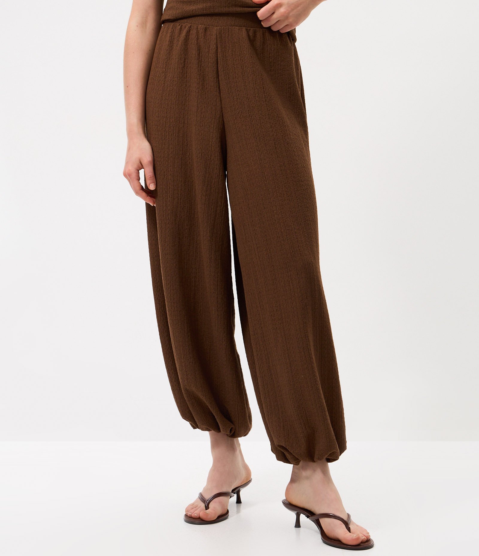 Calça Aladim em Algodão Texturizado com Elástico na Cintura Marrom 2