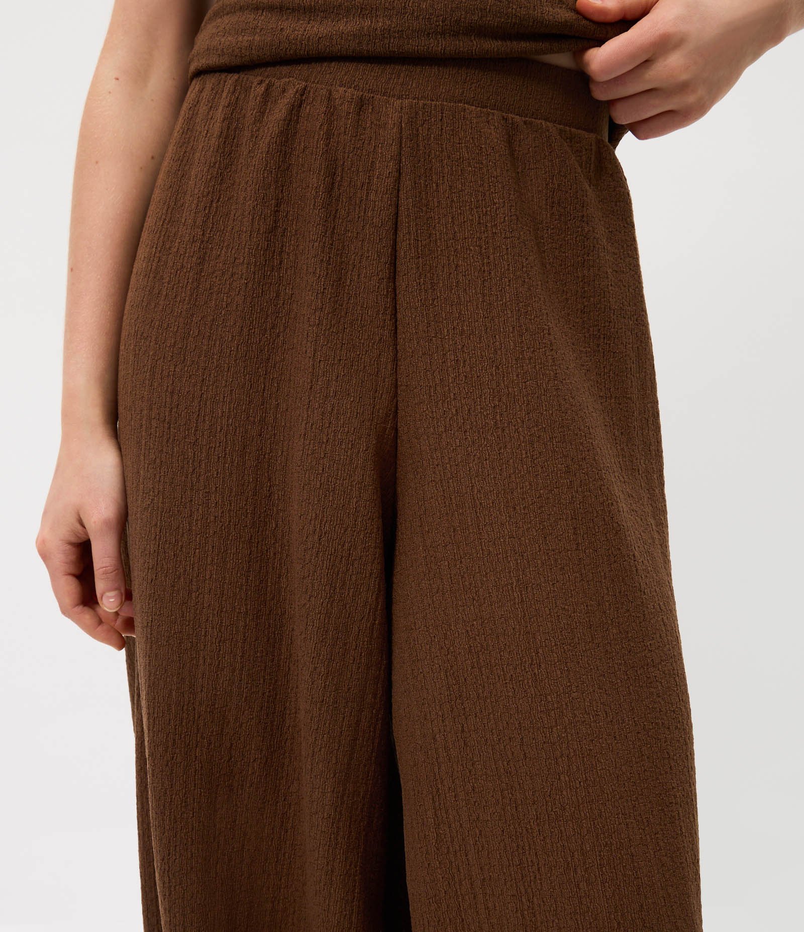 Calça Aladim em Algodão Texturizado com Elástico na Cintura Marrom 3