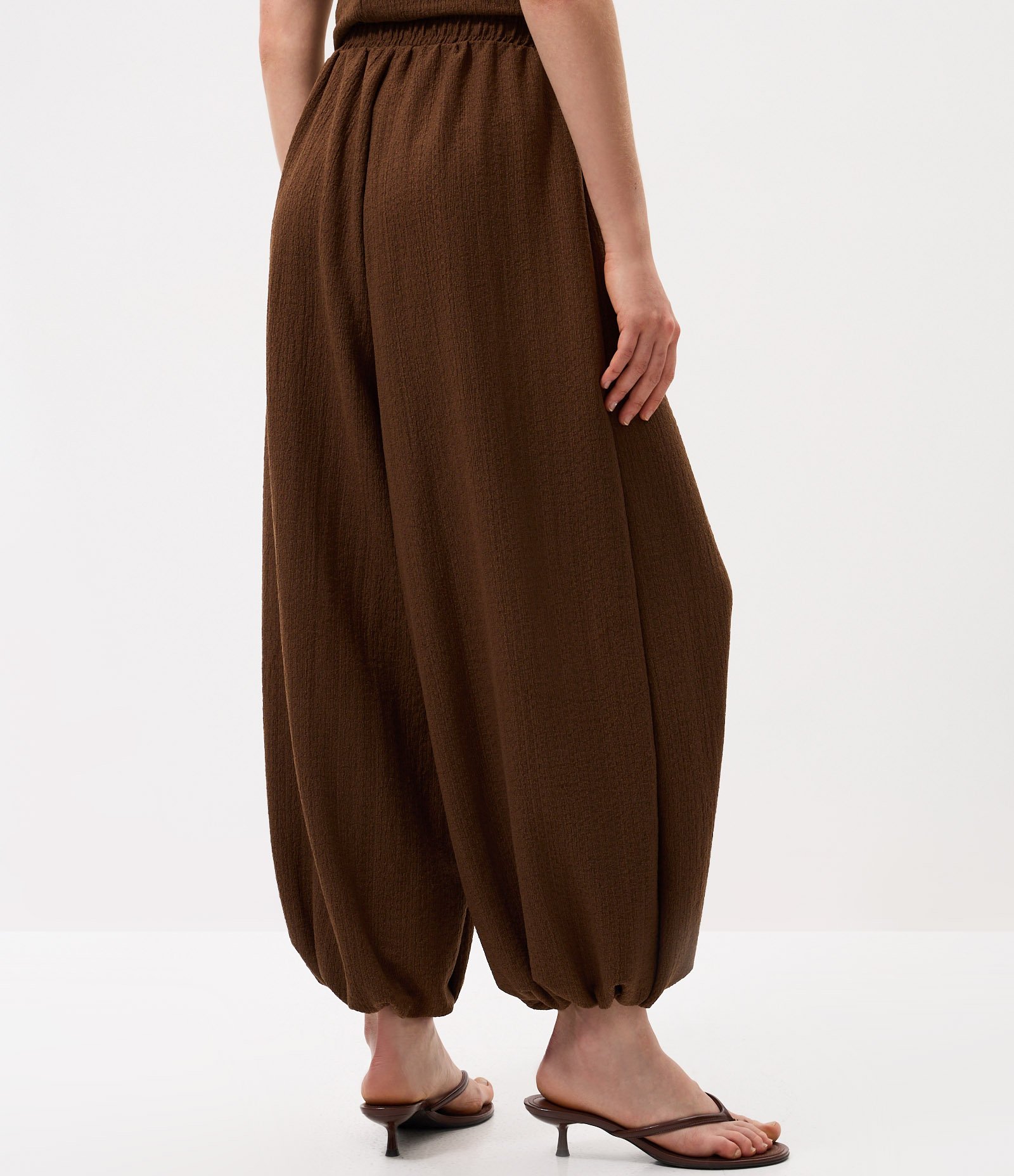 Calça Aladim em Algodão Texturizado com Elástico na Cintura Marrom 4