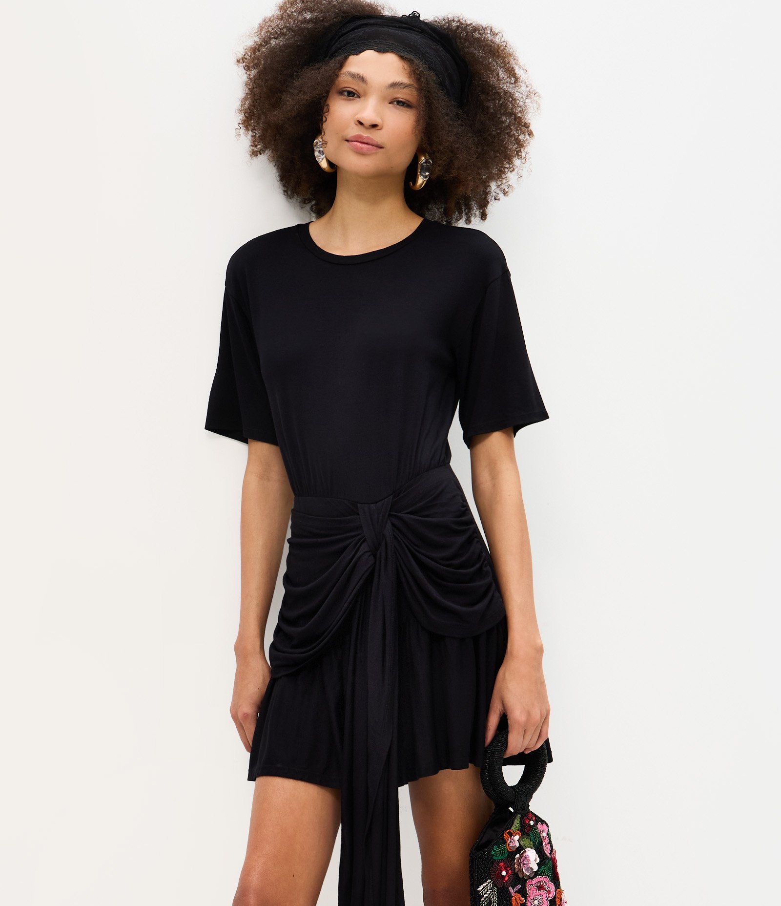 Vestido Curto com Amarração na Cintura e Babados Preto 2