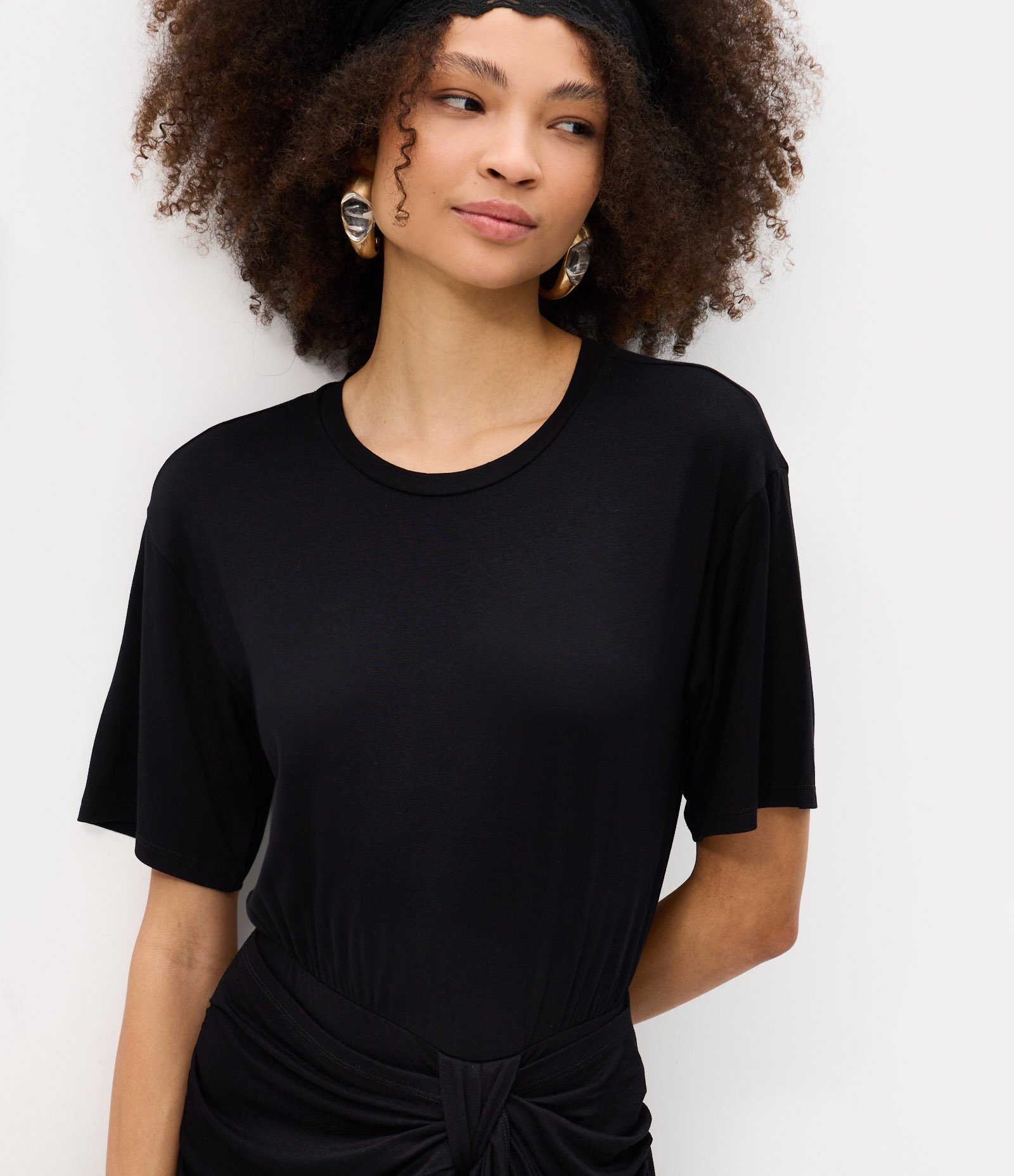 Vestido Curto com Amarração na Cintura e Babados Preto 3
