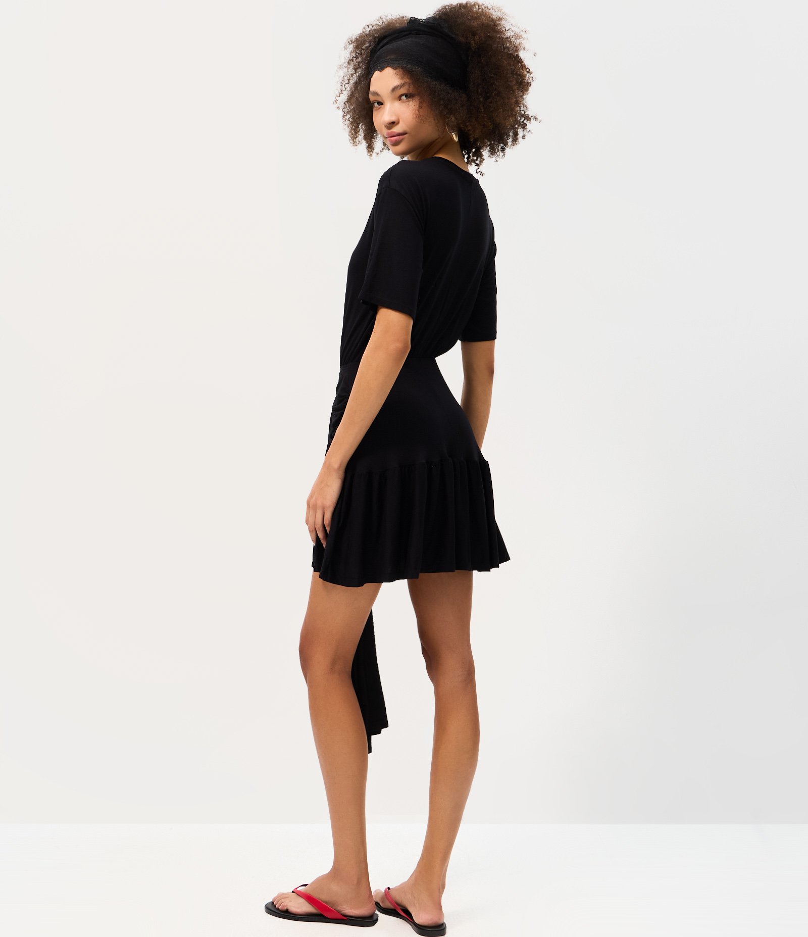 Vestido Curto com Amarração na Cintura e Babados Preto 4