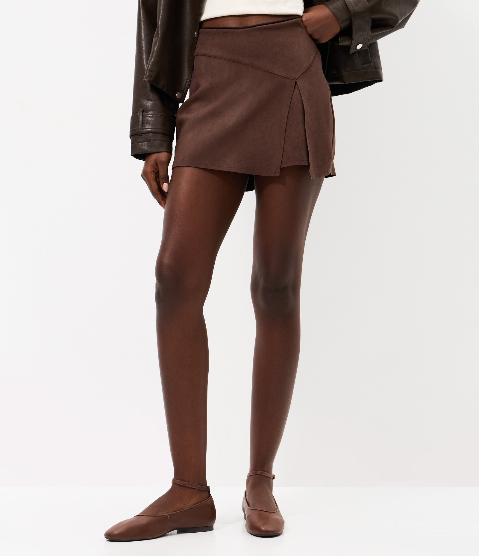 Short Saia em Suede com Recorte Assimétrico e Fenda Marrom 2