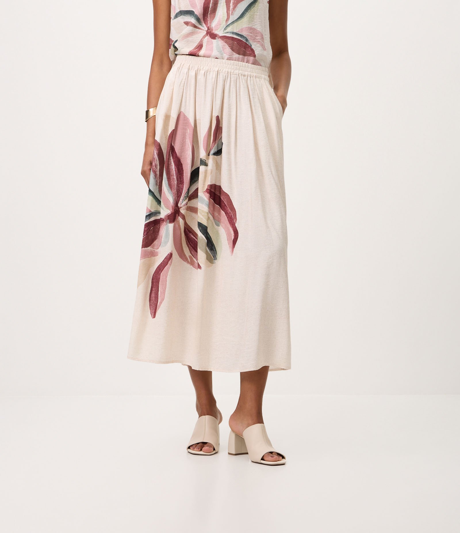 Saia Midi Evasê em Viscose com Estampa Floral Bege 3