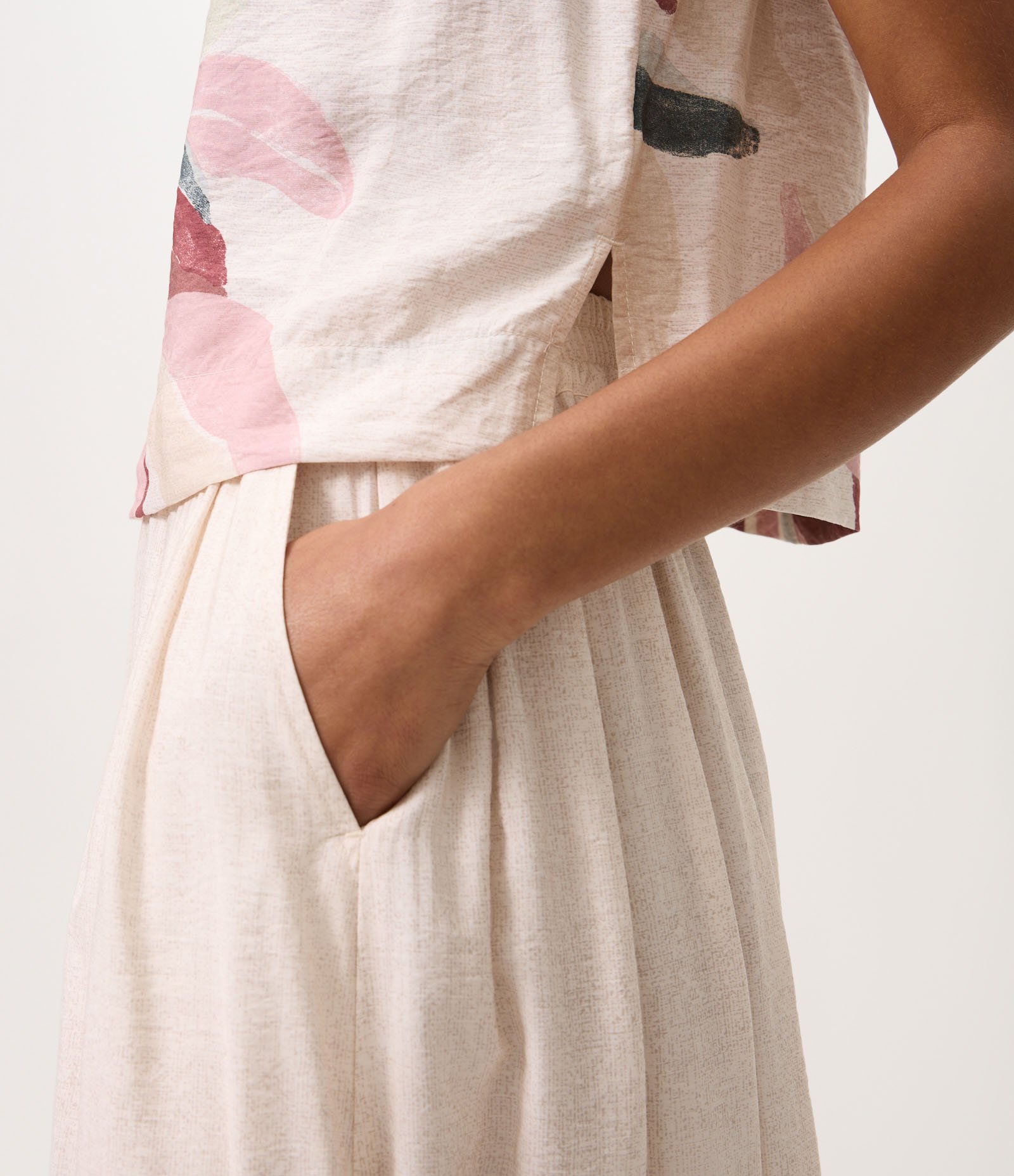 Saia Midi Evasê em Viscose com Estampa Floral Bege 4
