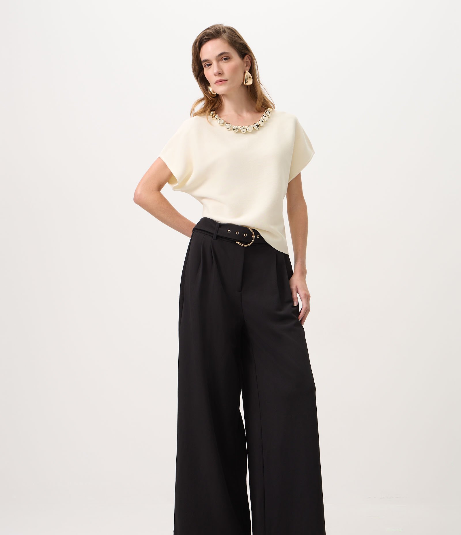 Calça Wide Leg em Crepe com Cinto e Fivela Preto 2