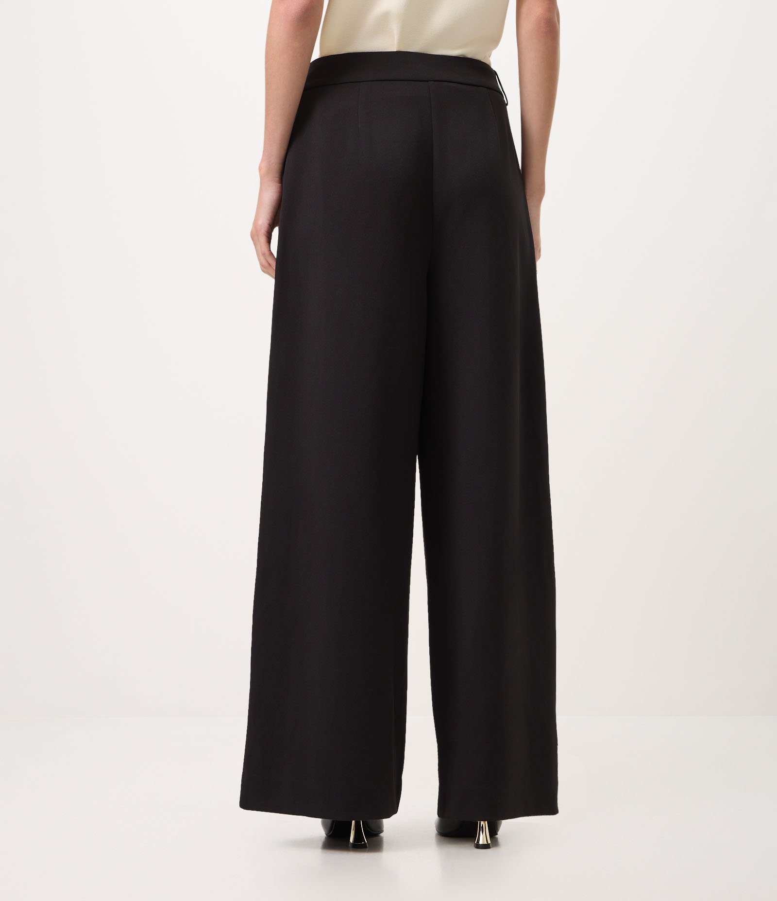 Calça Wide Leg em Crepe com Cinto e Fivela Preto 3