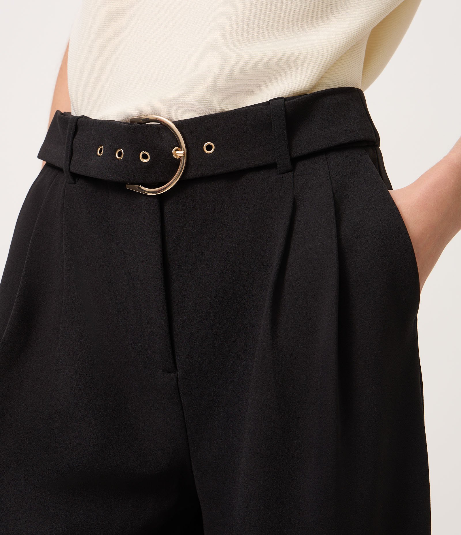 Calça Wide Leg em Crepe com Cinto e Fivela Preto 4