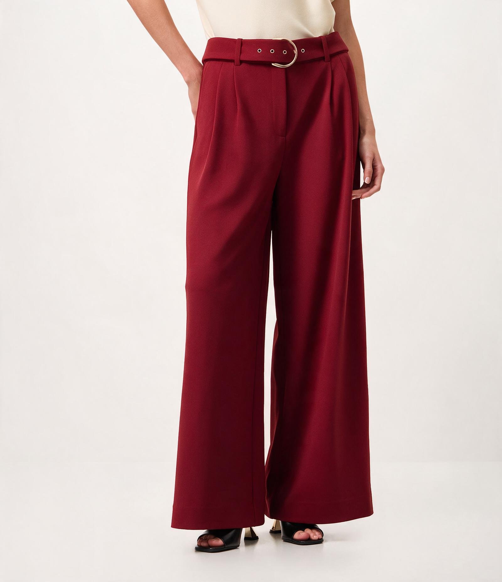 Calça Wide Leg em Crepe com Cinto e Fivela Vermelho 1