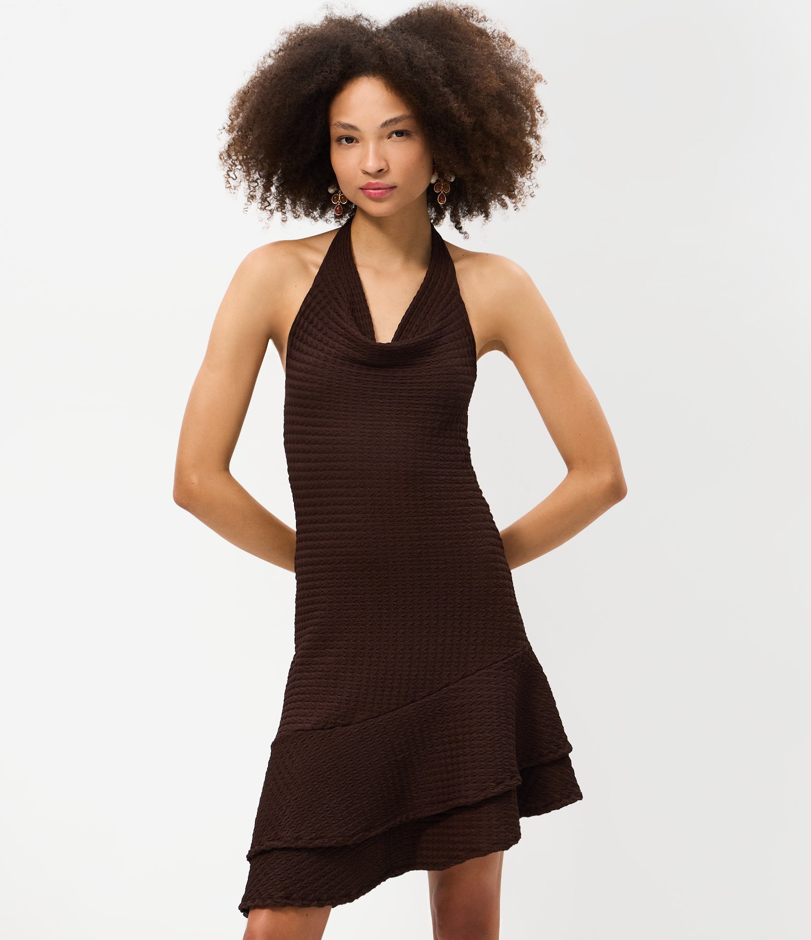 Vestido Curto Texturizado com Decote Degagê e Barra Assimétrica Marrom Escuro 2
