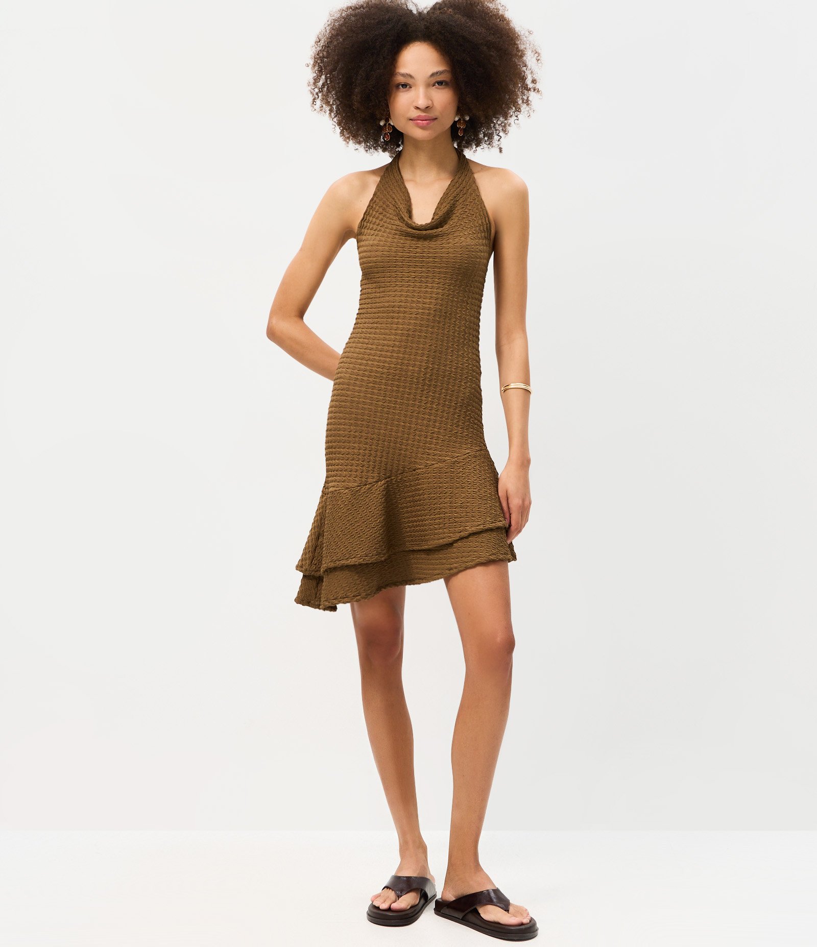 Vestido Curto Texturizado com Decote Degagê e Barra Assimétrica Marrom 2