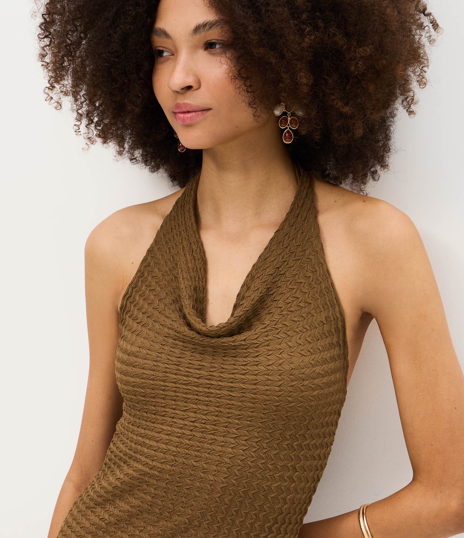 Vestido Curto Texturizado com Decote Degagê e Barra Assimétrica Marrom 3