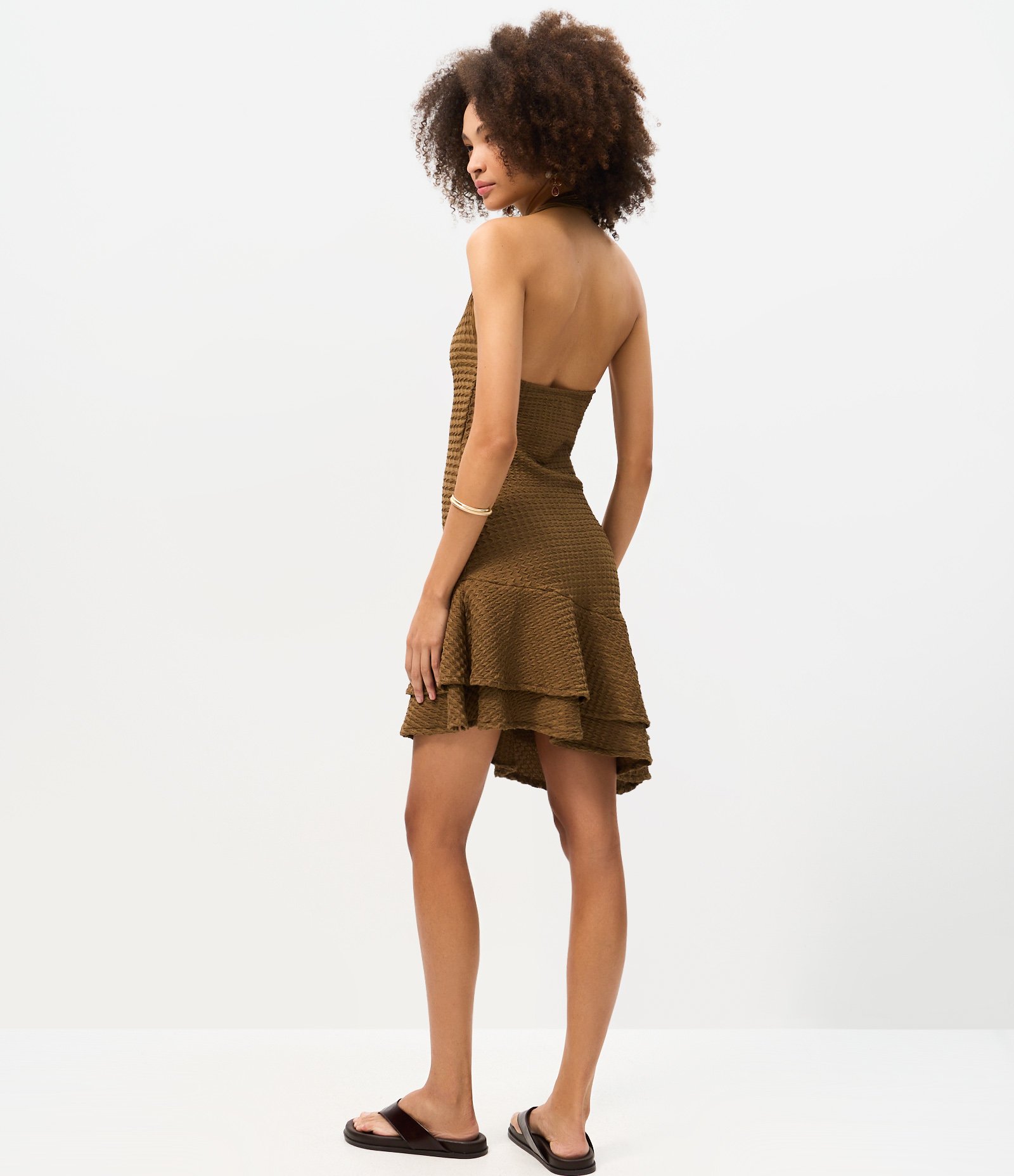 Vestido Curto Texturizado com Decote Degagê e Barra Assimétrica Marrom 4