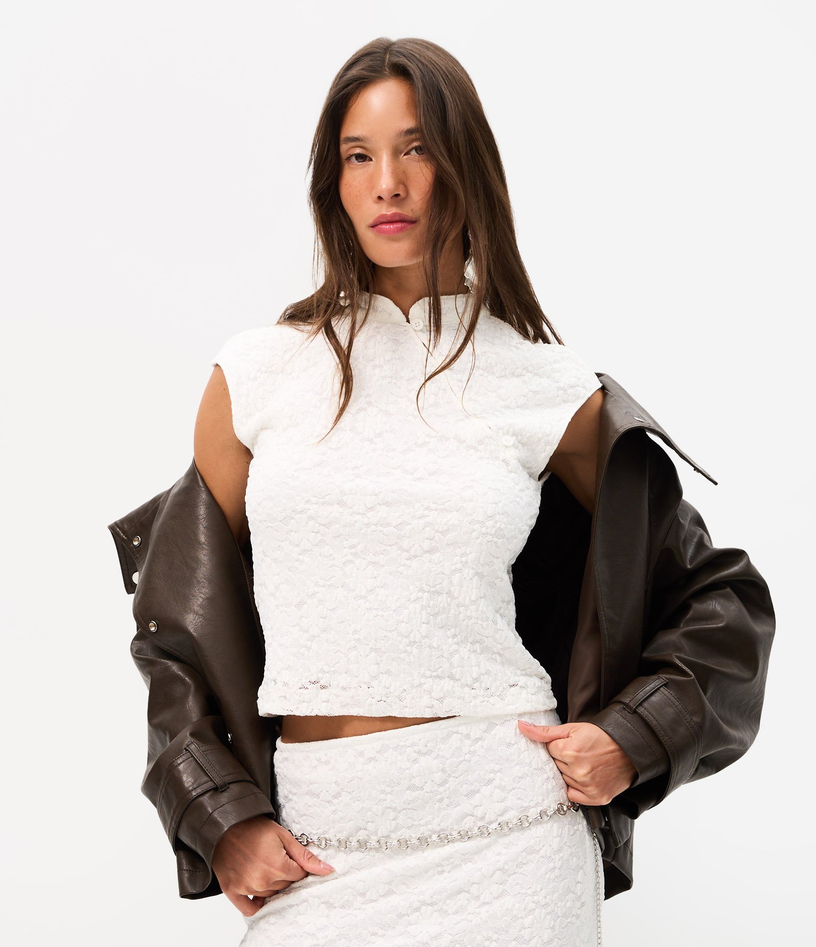 Blusa em Renda com Gola Oriental e Fechamento Transpassado Branco 1
