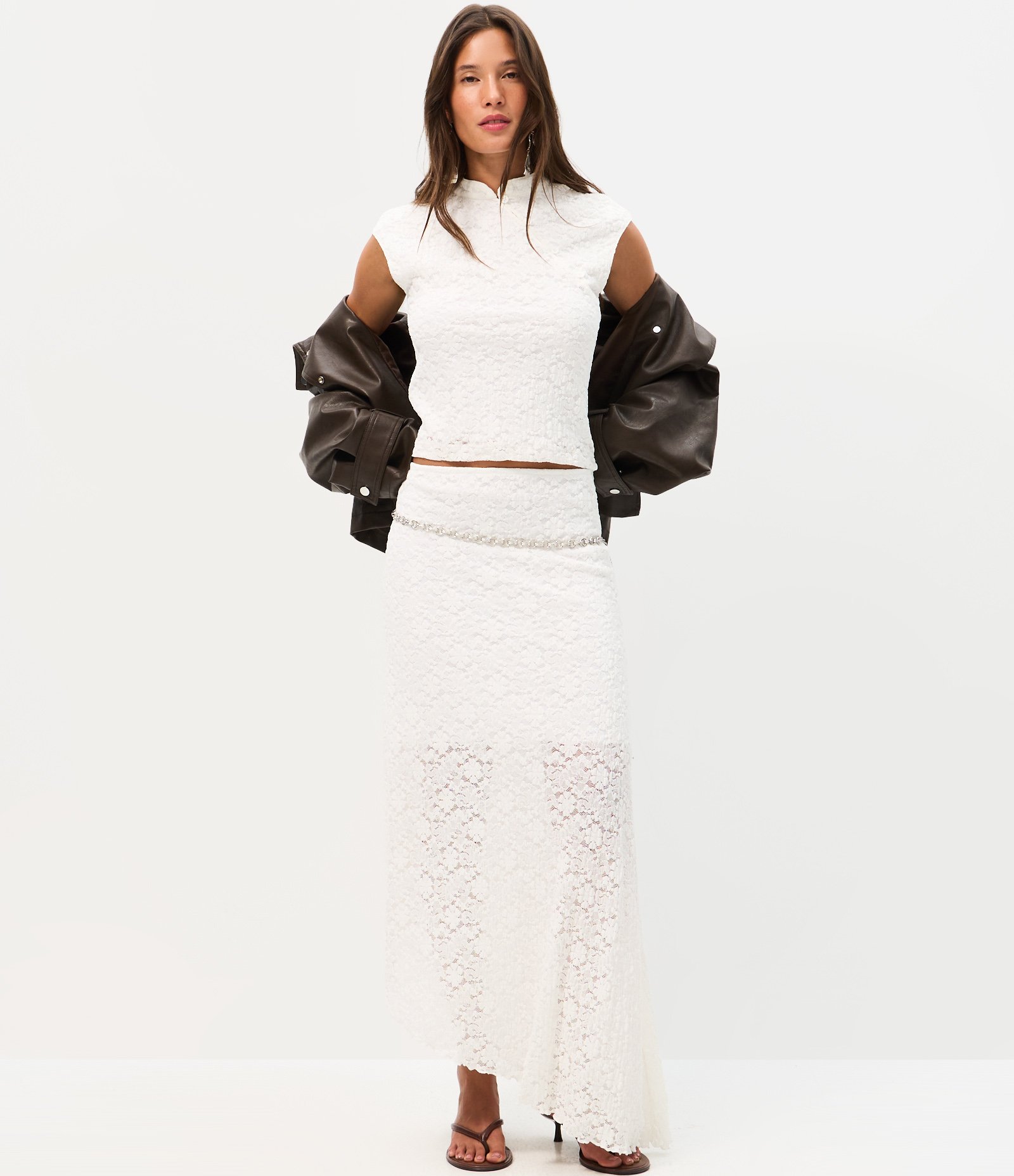 Blusa em Renda com Gola Oriental e Fechamento Transpassado Branco 2