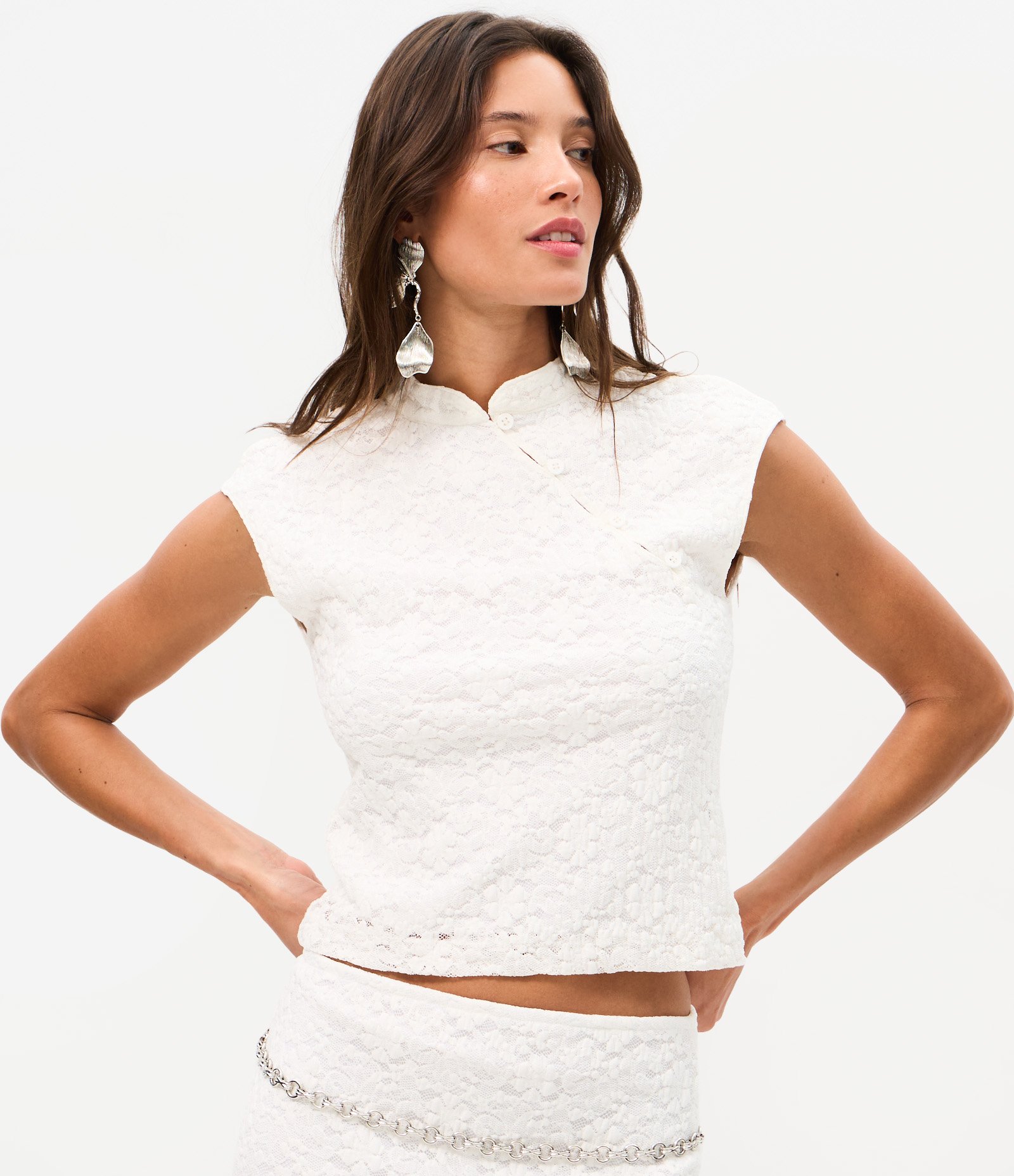 Blusa em Renda com Gola Oriental e Fechamento Transpassado Branco 3