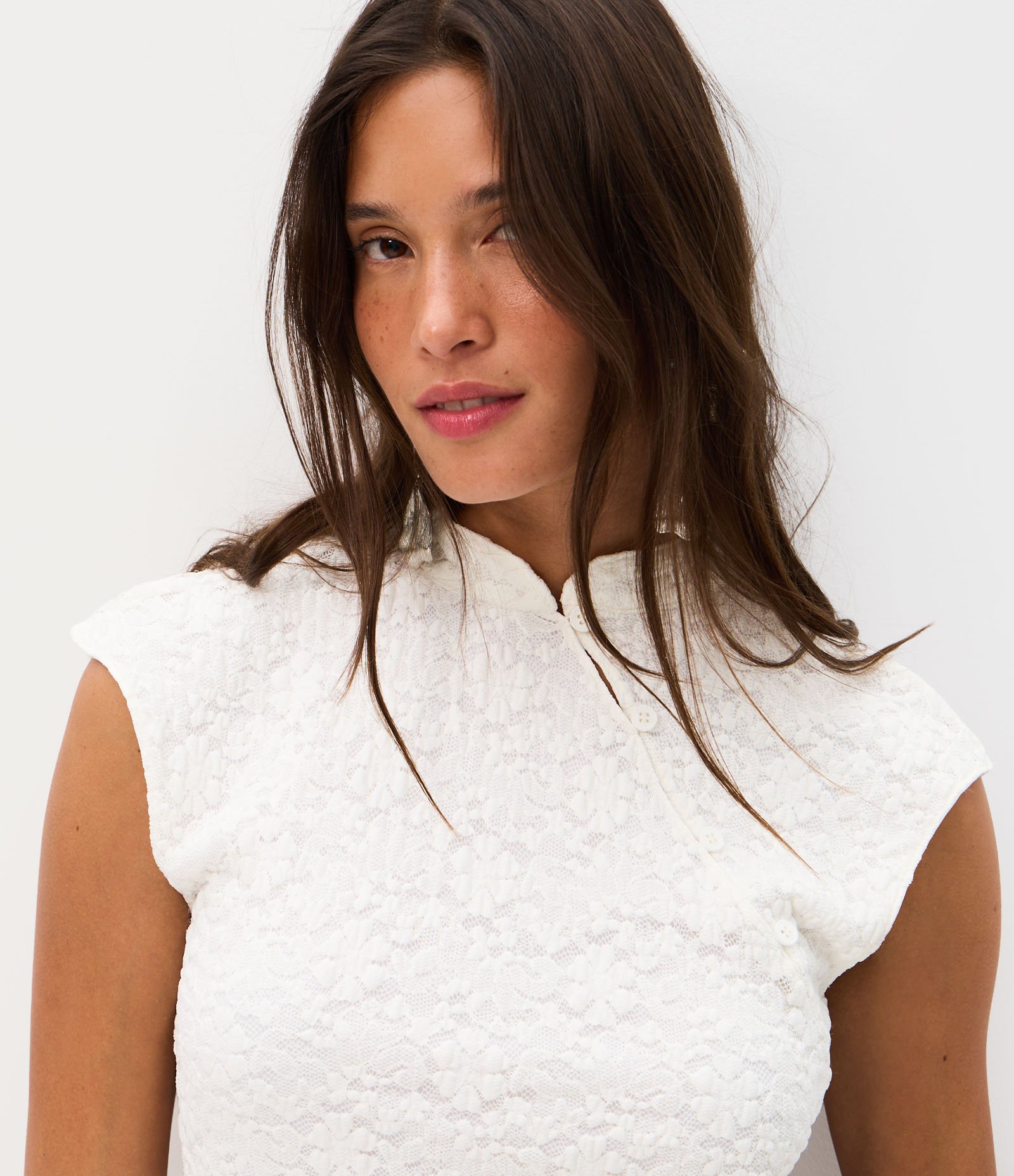 Blusa em Renda com Gola Oriental e Fechamento Transpassado Branco 4