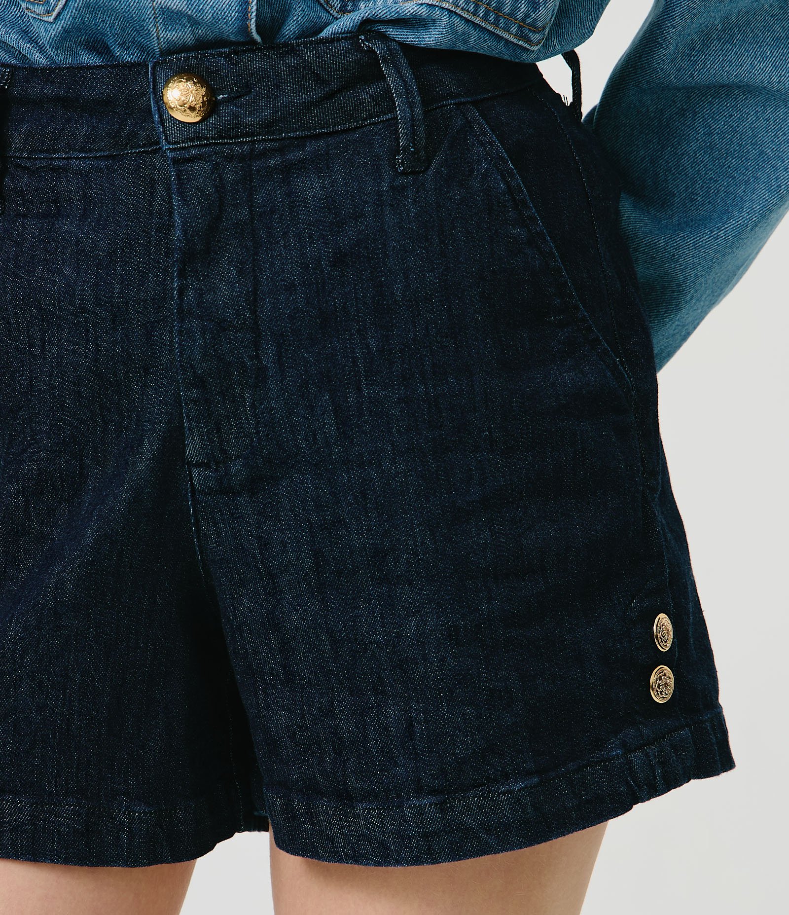 Short Evasê em Jeans com Botões Diferenciados Azul Escuro 3