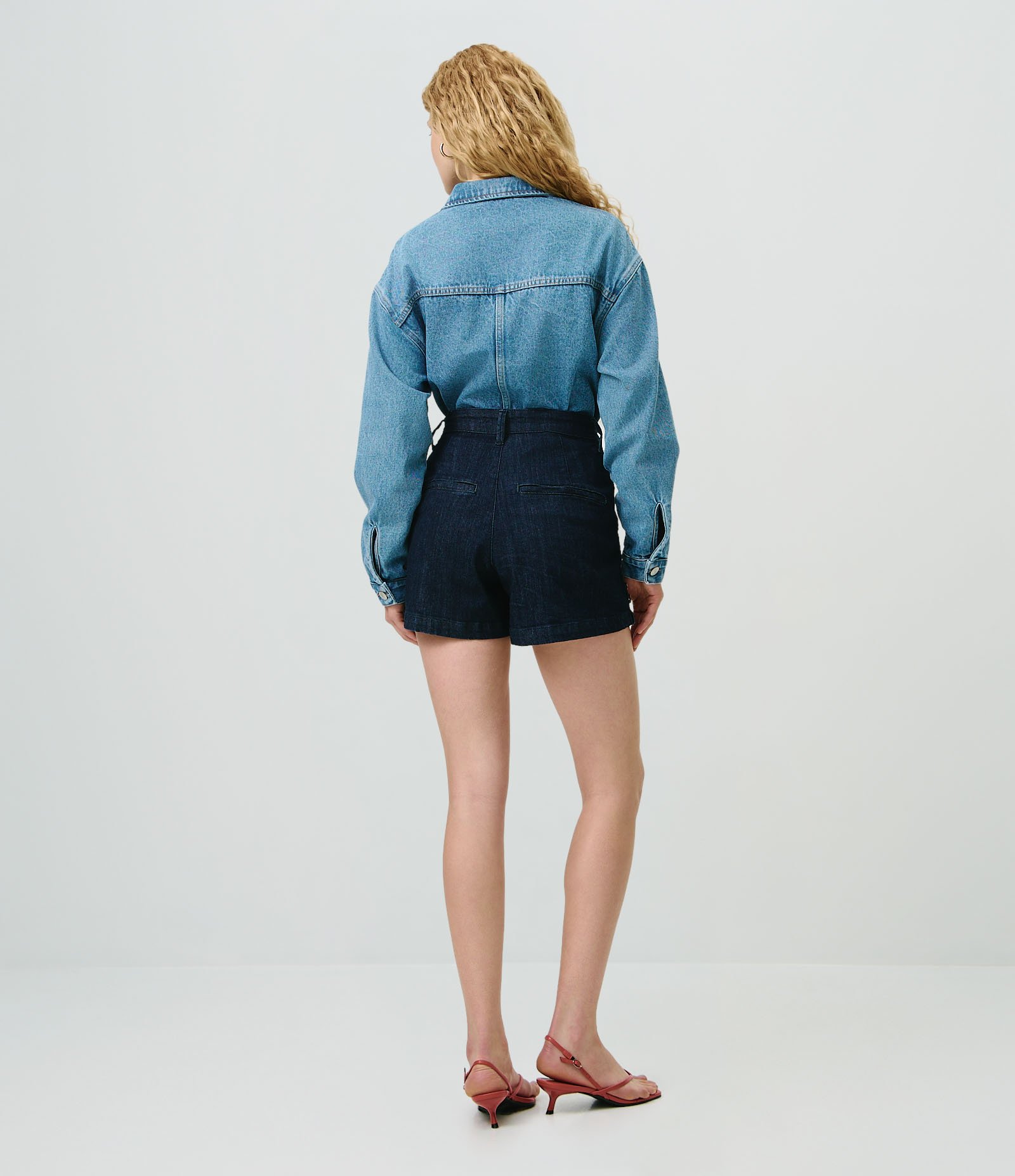 Short Evasê em Jeans com Botões Diferenciados Azul Escuro 4