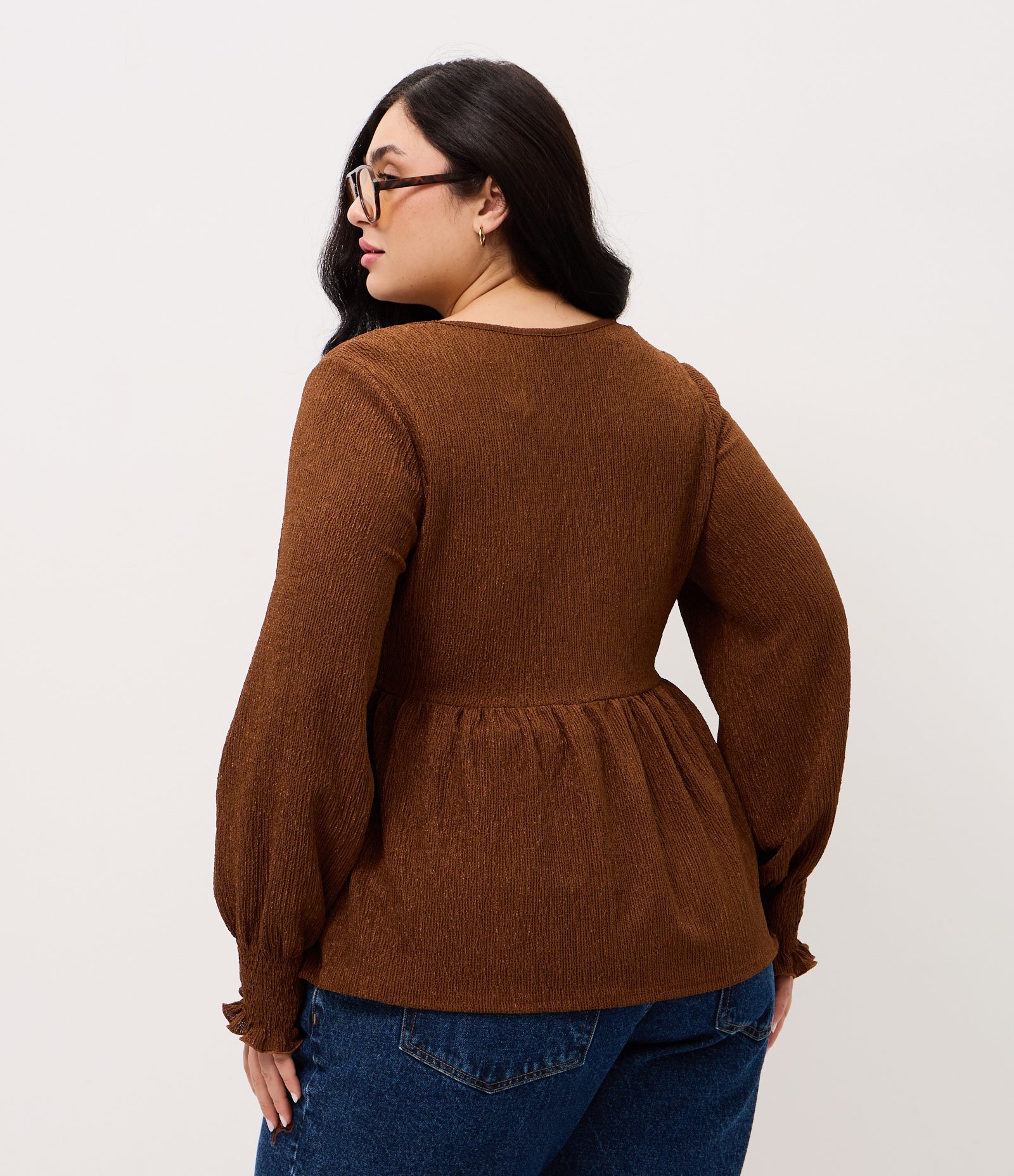 Blusa Texturizada com Babado Curve & Plus Size Marrom 4