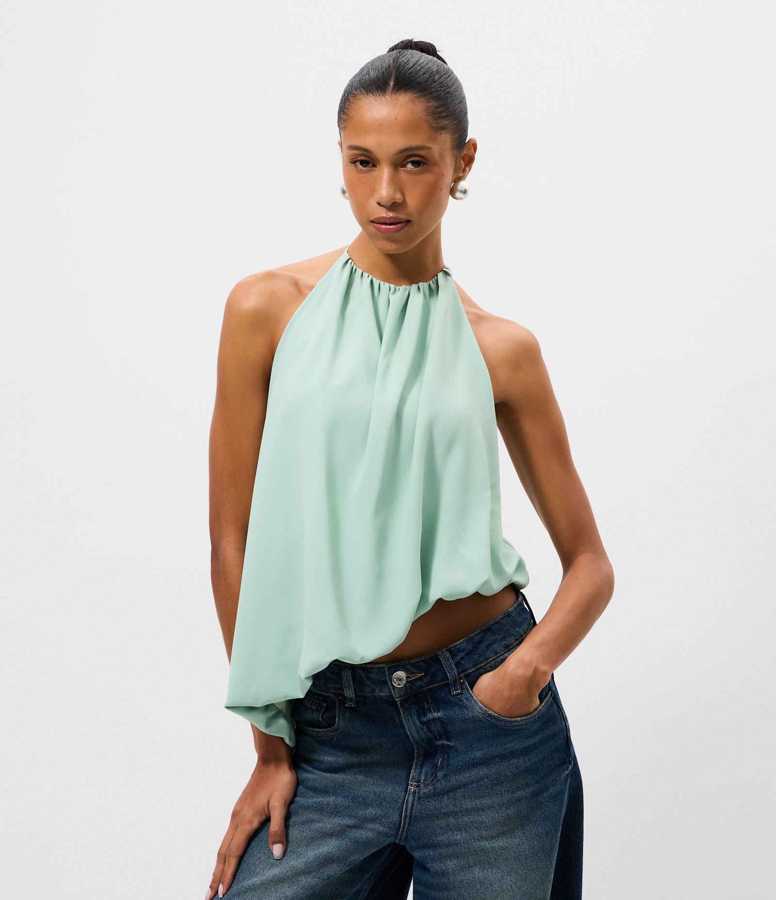 Blusa Halter em Crepe com Barra Assimétrica Verde Claro 1