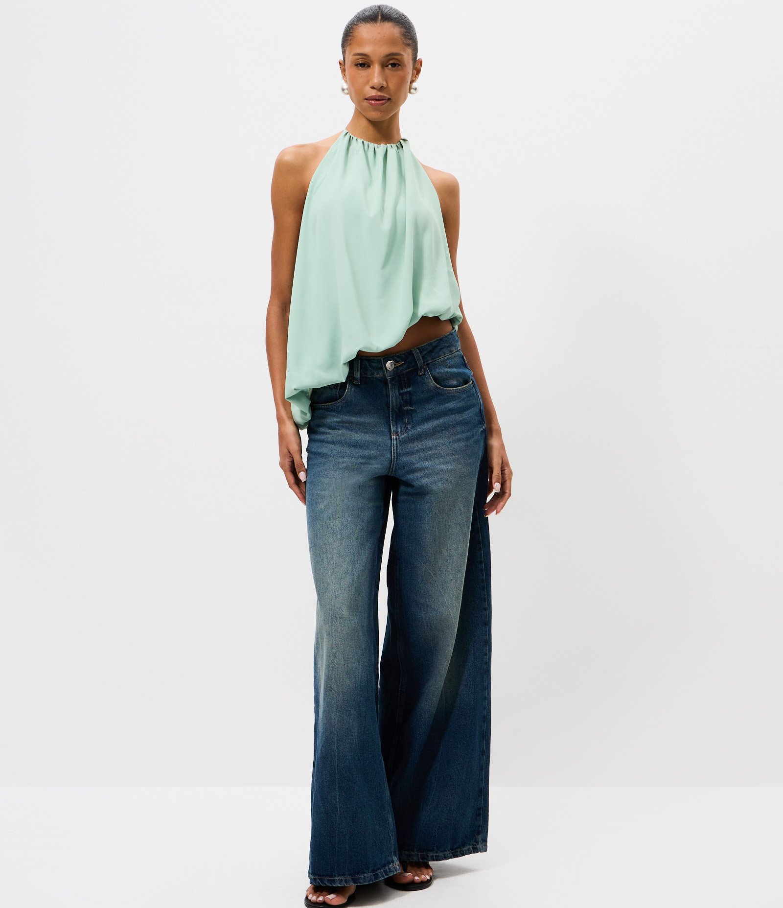 Blusa Halter em Crepe com Barra Assimétrica Verde Claro 2