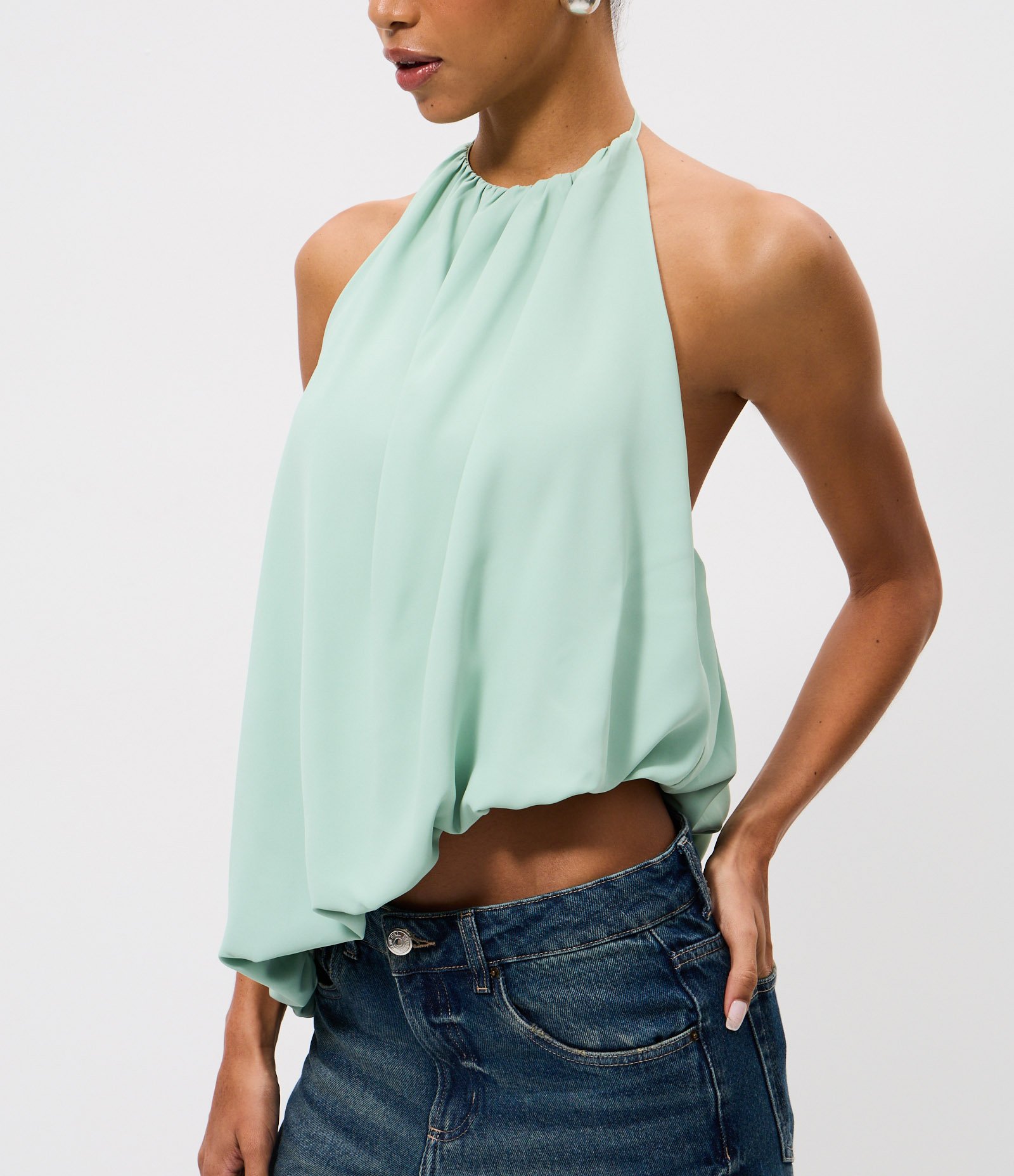 Blusa Halter em Crepe com Barra Assimétrica Verde Claro 3