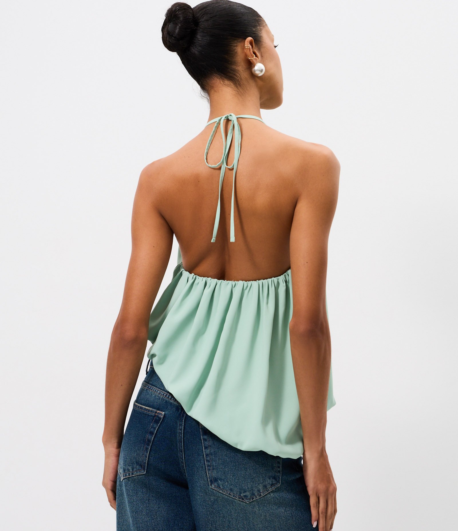 Blusa Halter em Crepe com Barra Assimétrica Verde Claro 4