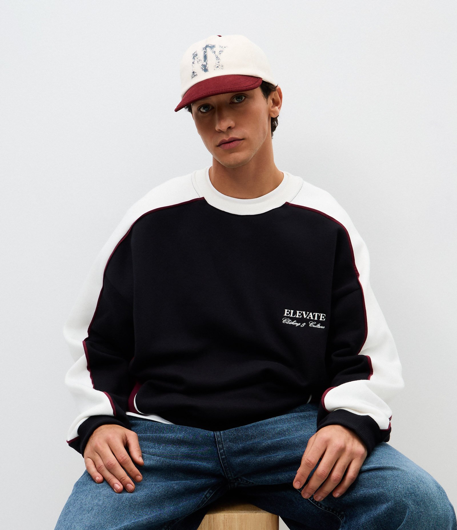 Casaco Boxy em Moletom com Recortes e Lettering Preto 1
