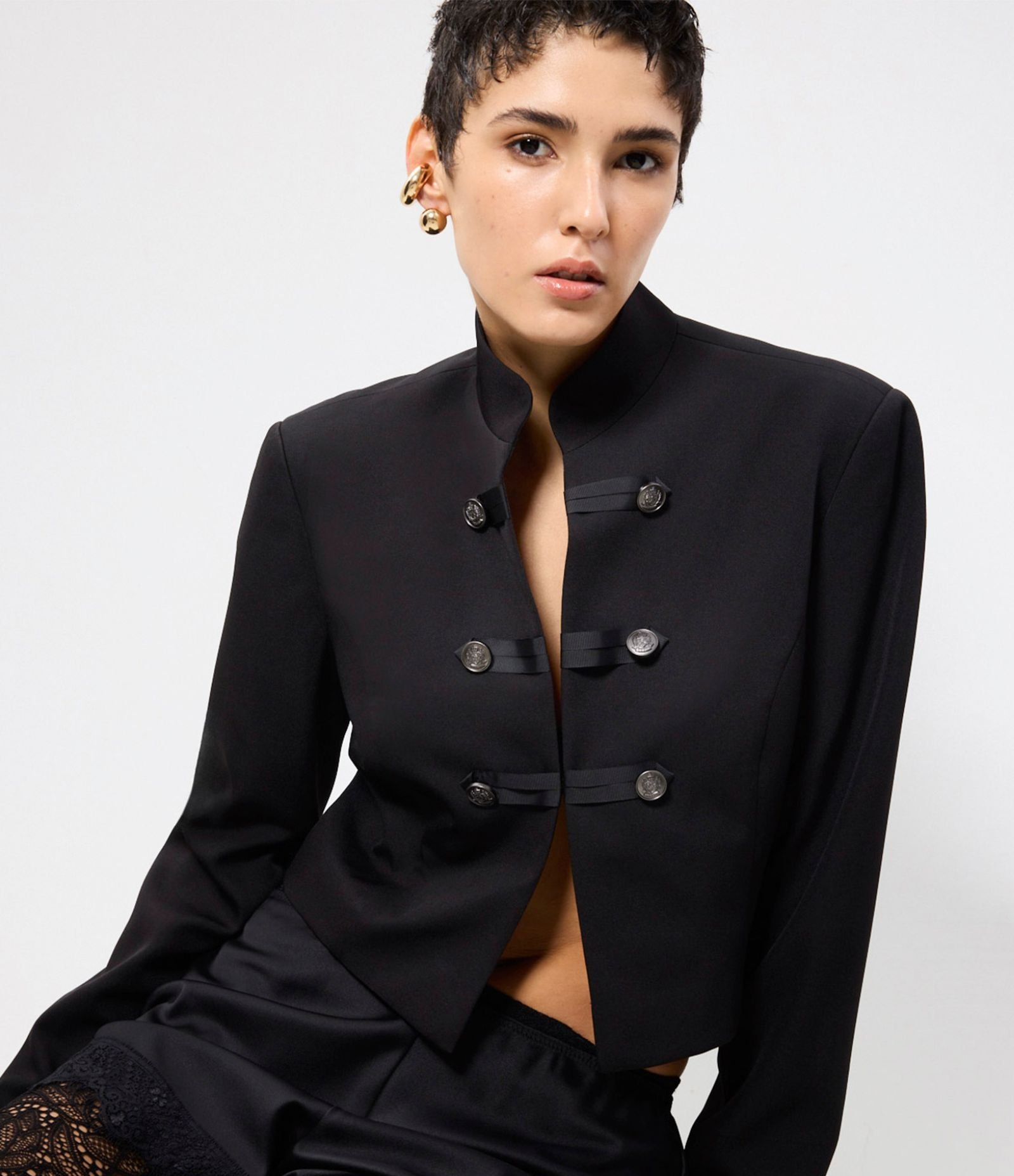 Blazer Cropped Alfaiatado com Botões e Gola Alta Preto 1