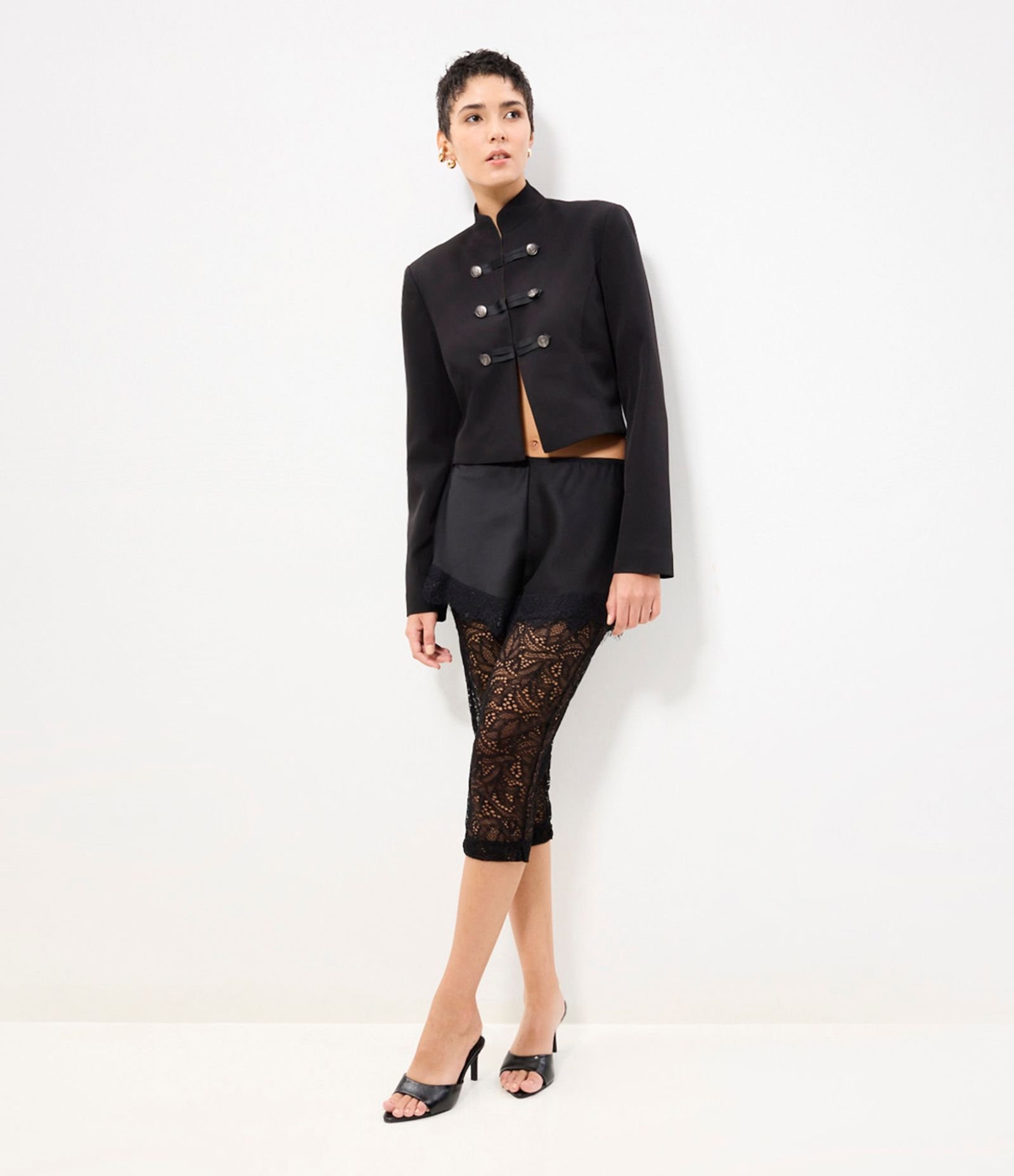 Blazer Cropped Alfaiatado com Botões e Gola Alta Preto 2