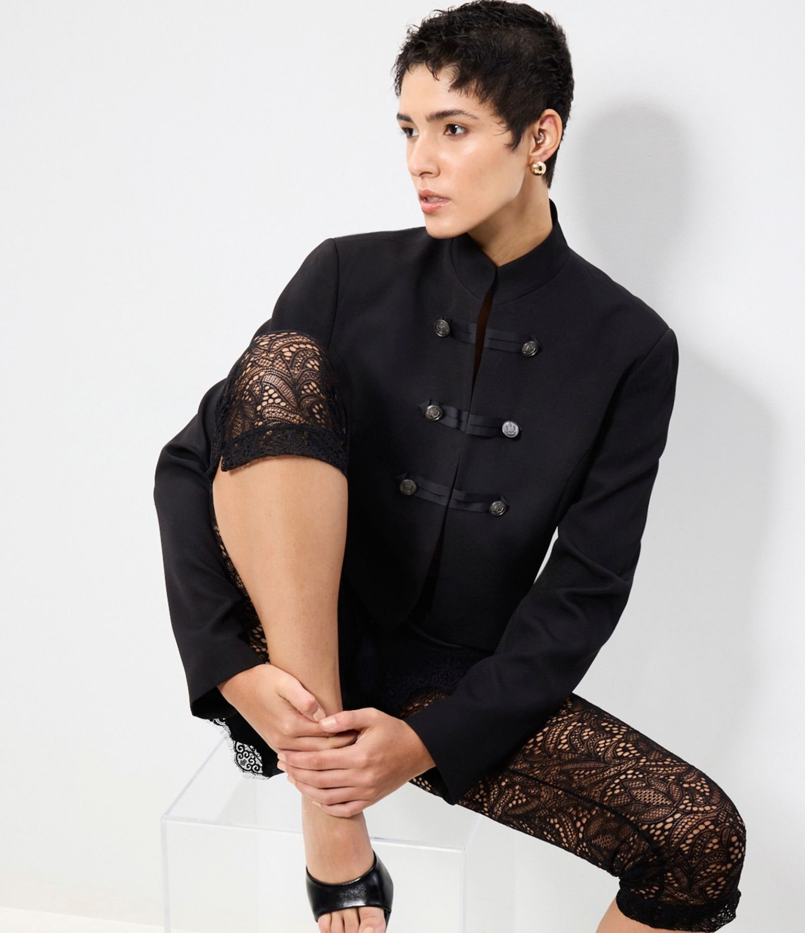 Blazer Cropped Alfaiatado com Botões e Gola Alta Preto 4