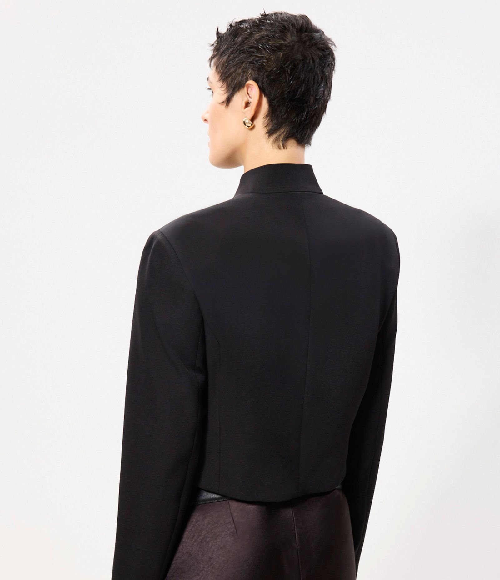 Blazer Cropped Alfaiatado com Botões e Gola Alta Preto 5