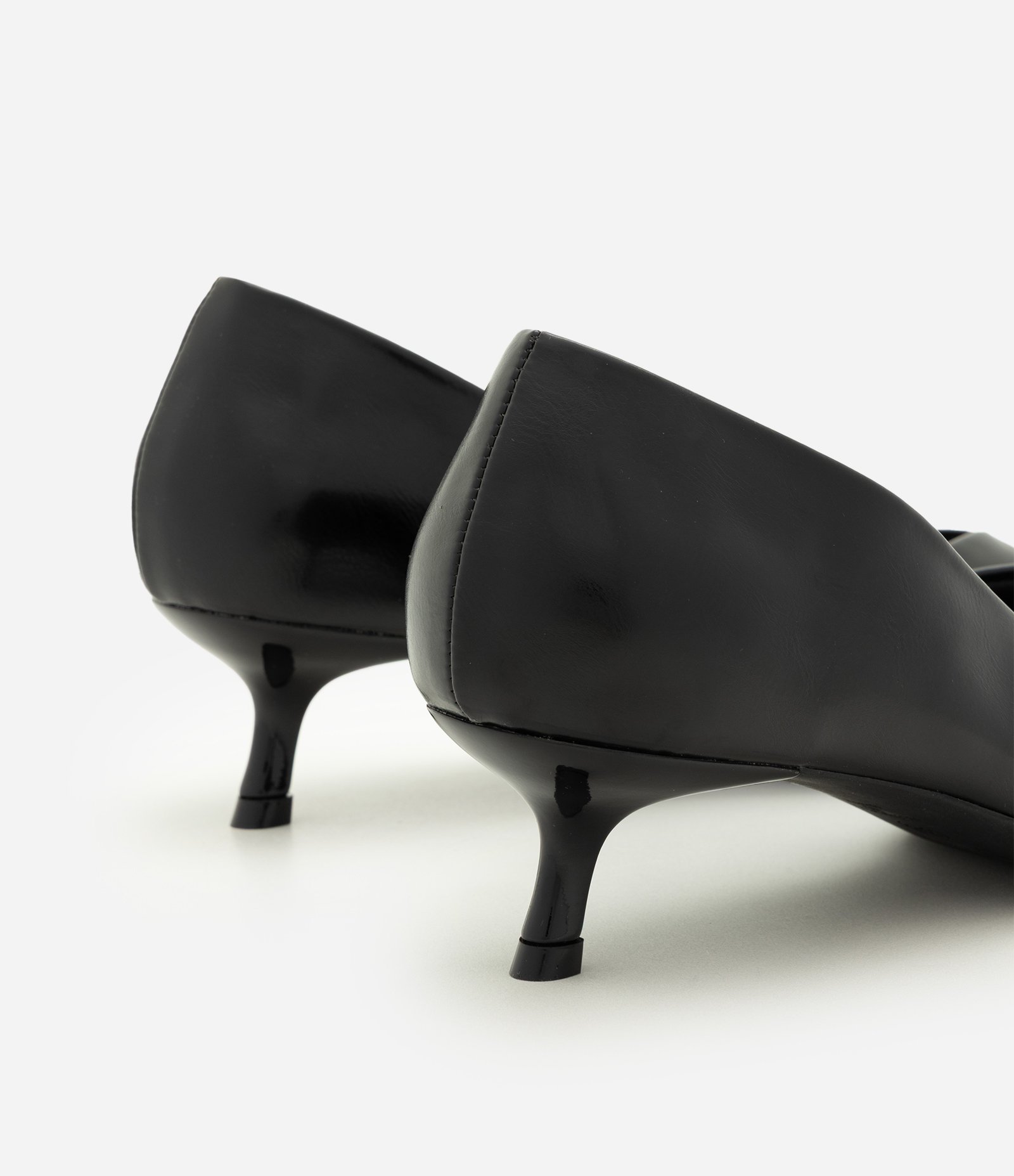 Sapato Scarpin em PU com Salto Kitten Heel Preto 3