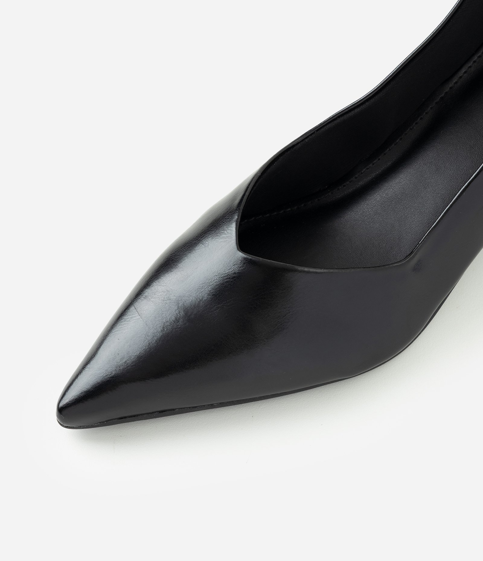 Sapato Scarpin em PU com Salto Kitten Heel Preto 4