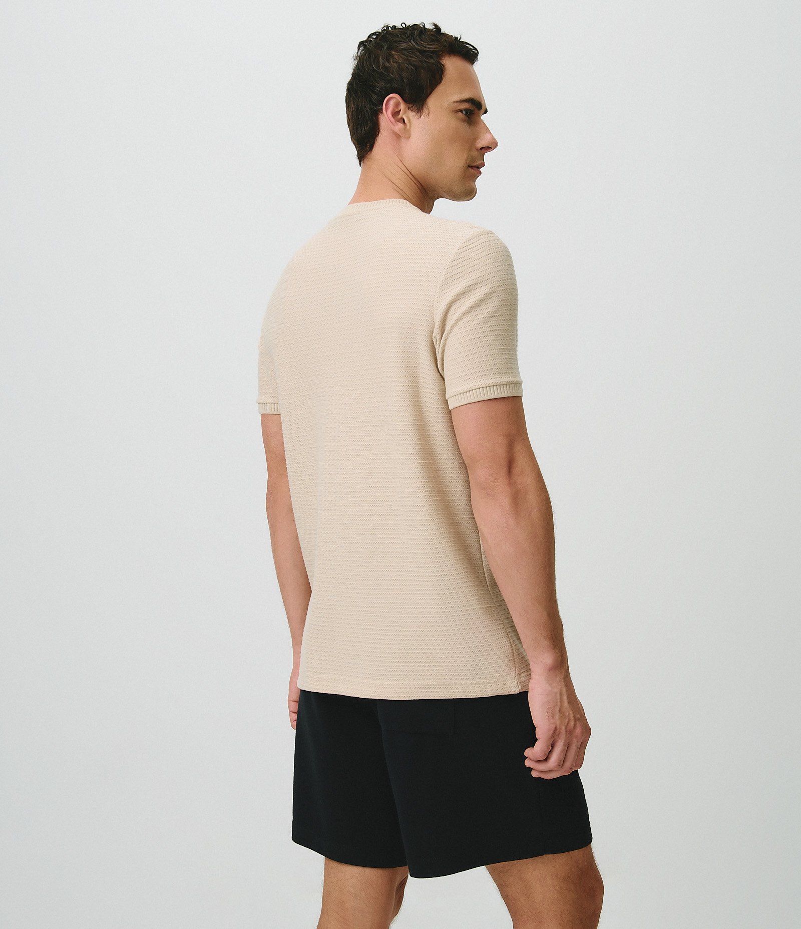 Camiseta Texturizada com Algodão e Gola Redonda Bege 4